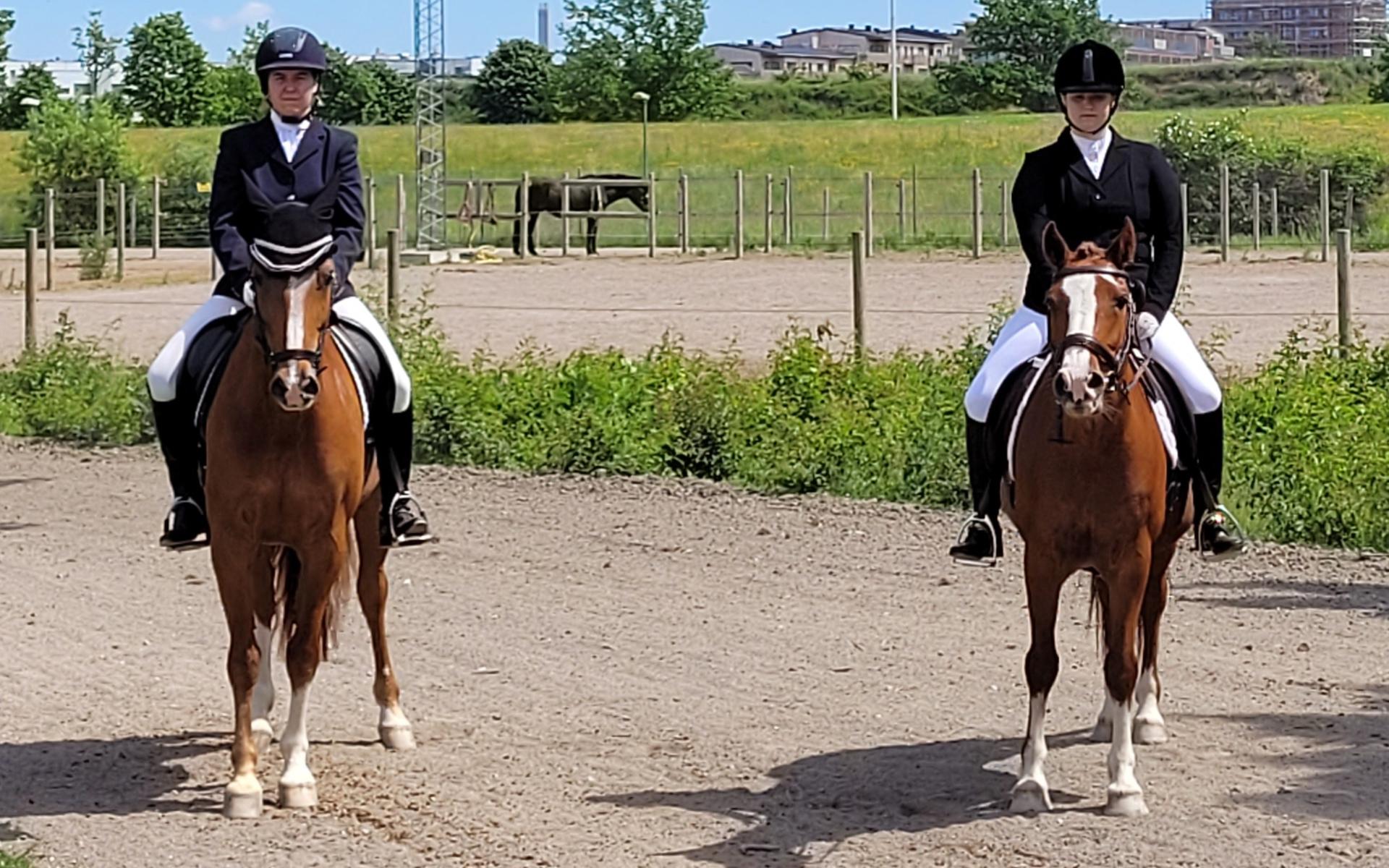 Mathilda Persson med hästen Lowis Briar och Maria Larsson med hästen Sam under tävlingarna i Skåne.