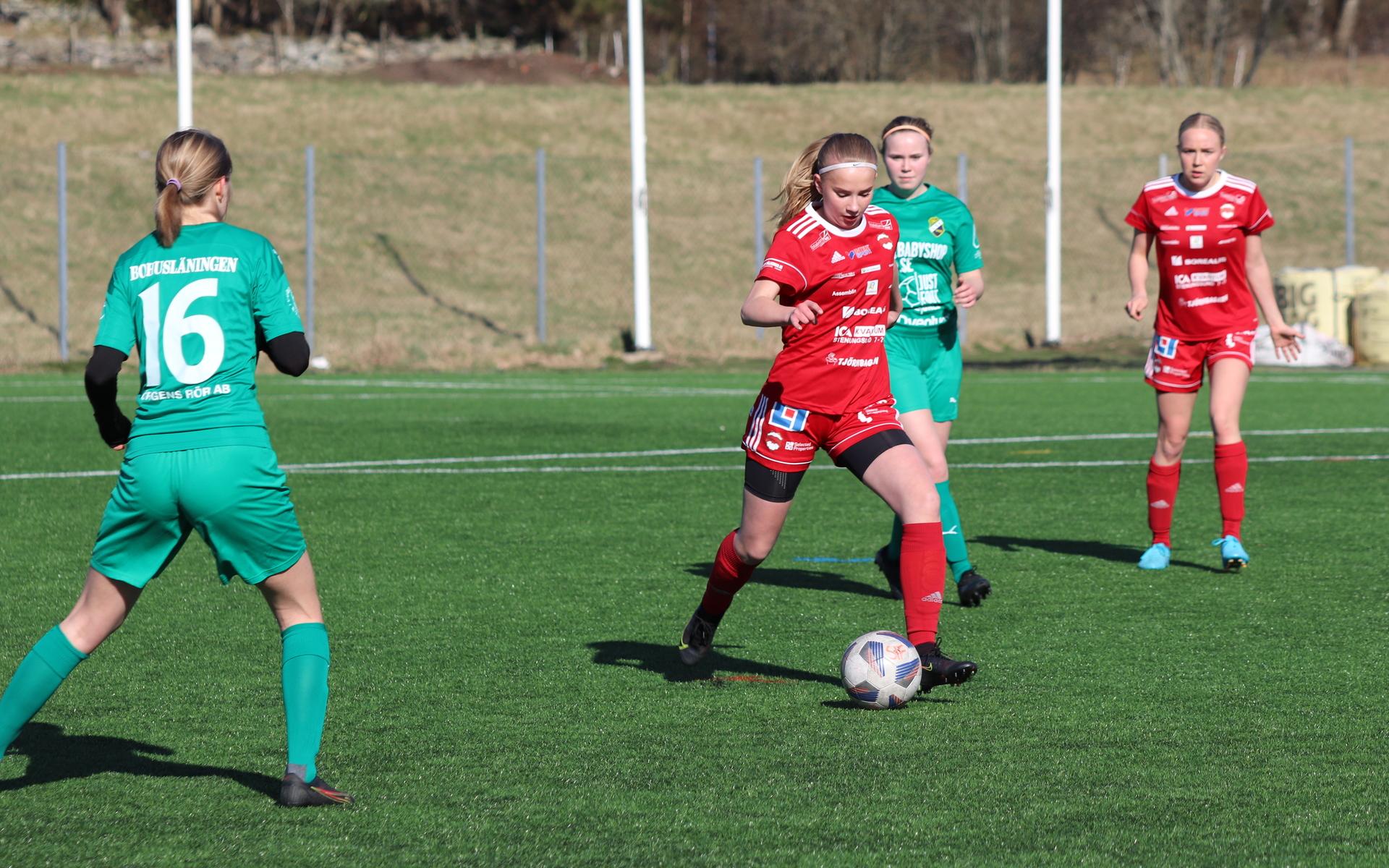 Josefine Sten driver framåt i debuten med Sif seniorer.