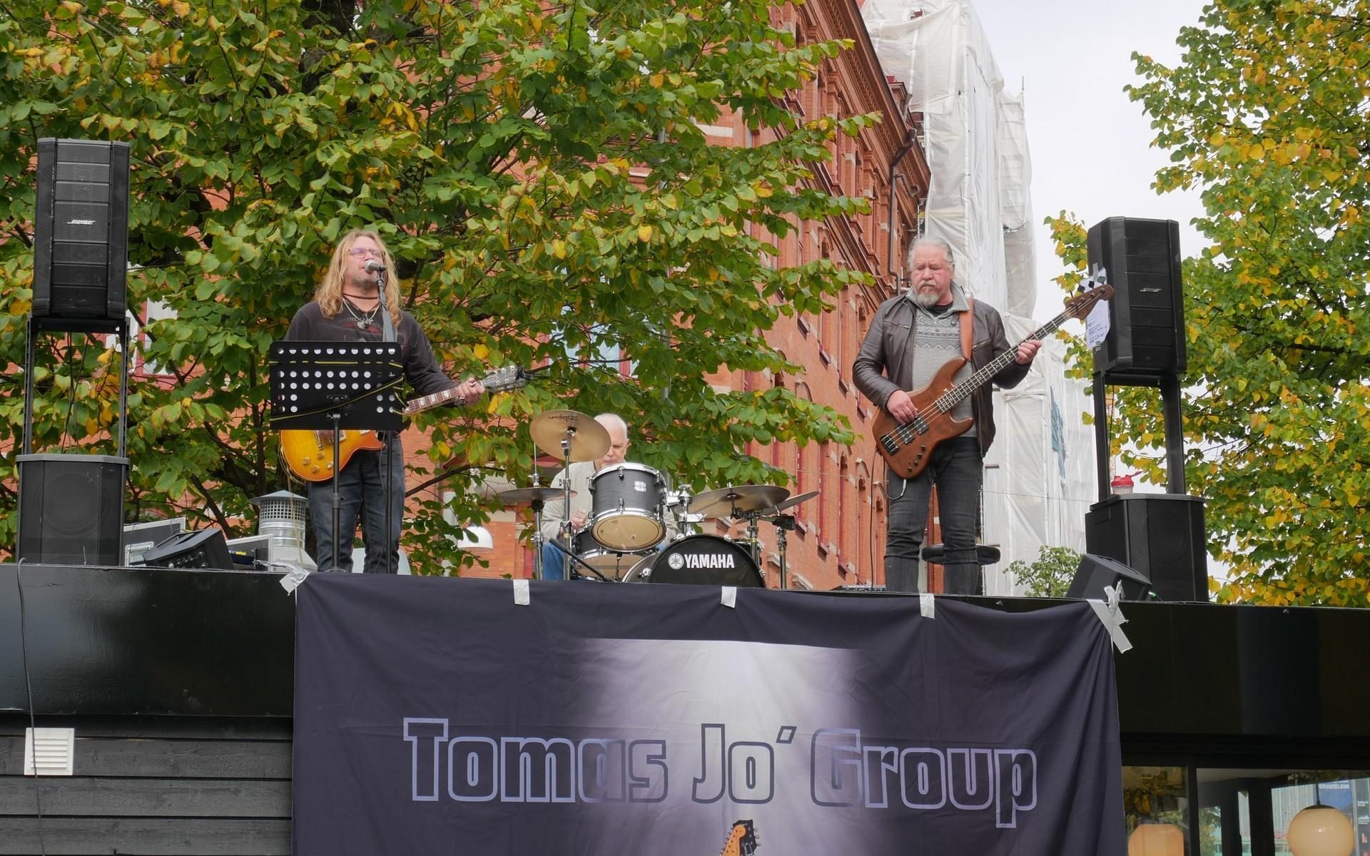 Tomas Jo’ Group bjöd tidigare i oktober förbipasserande på Linnégatan på en gratisshow från taket på Olssons gatukök.