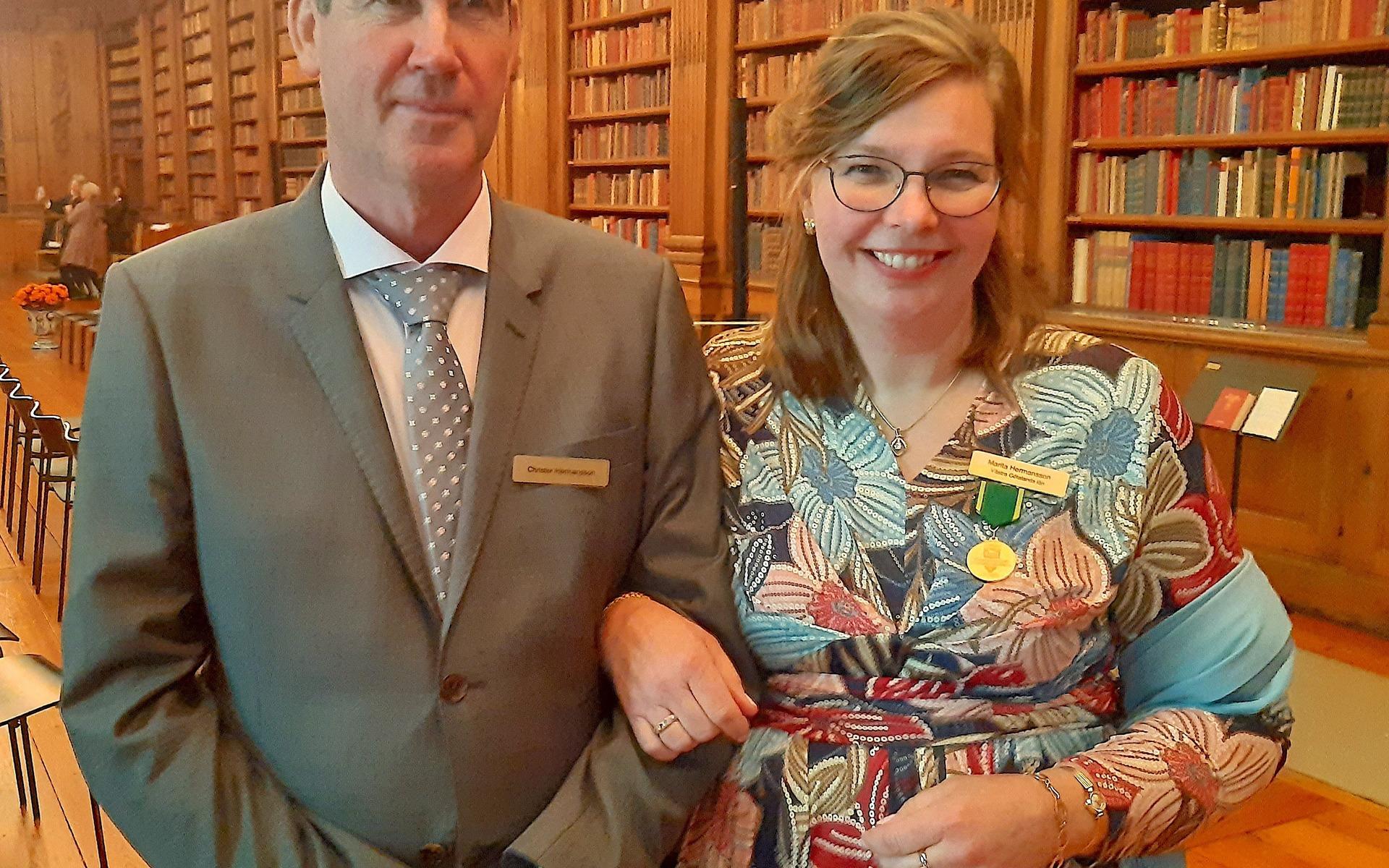 Marita Hermansson och hennes man Christer i kungliga biblioteket. De har just träffat kungen och Marita har fått ta emot medaljen.