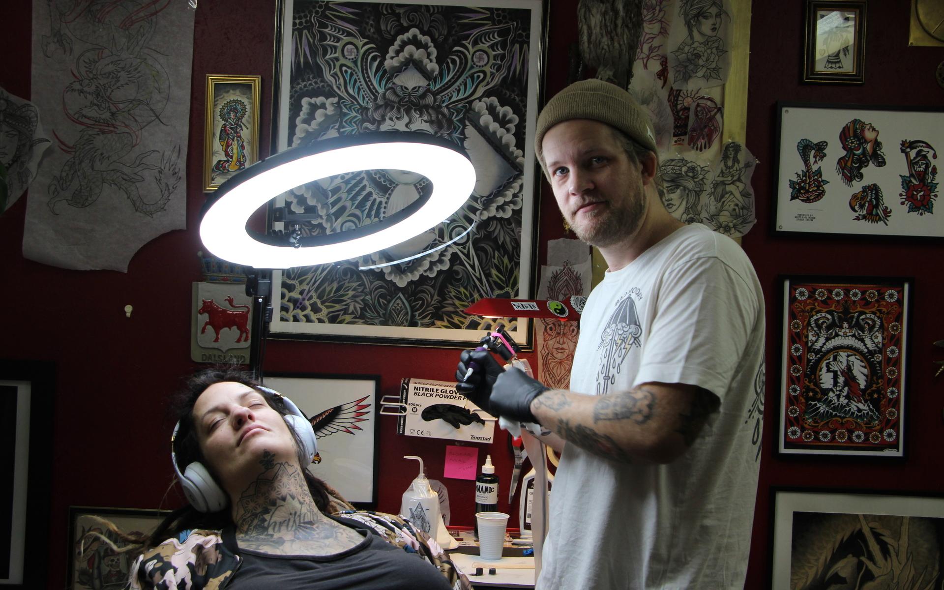 Adam Holmquist hjälper Sara Rydberg med ytterligare en tatuering. ”Man kan aldrig få för många”, tycker hon.