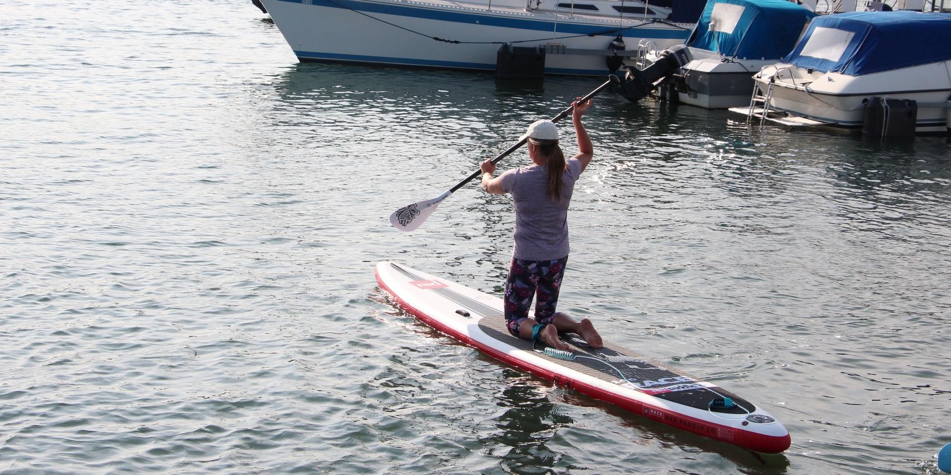 Margareta Gullmar ger sig iväg för första gången på sen stand up paddleboard.