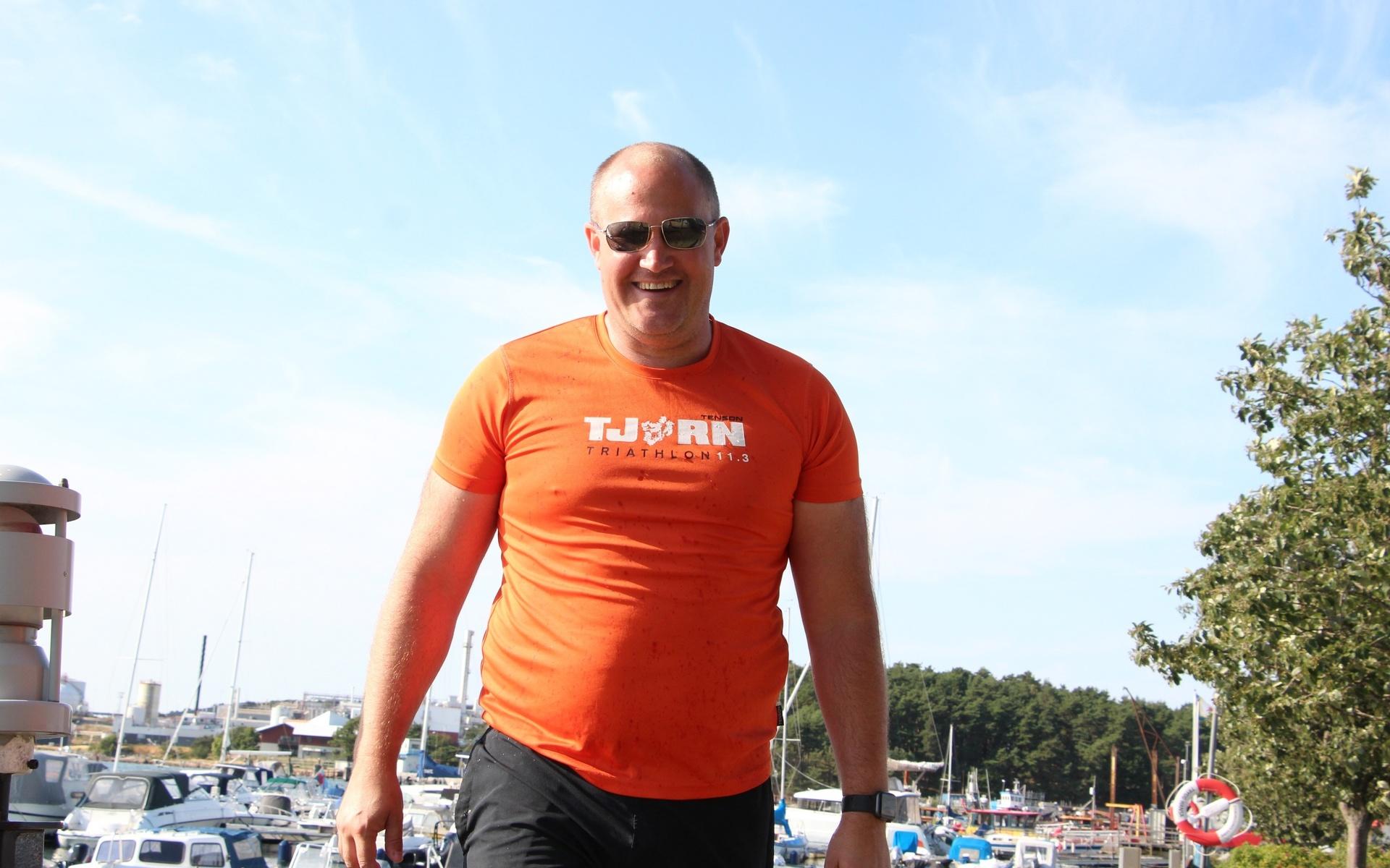 Peter Johanson är ordförande i Stenungsunds sup-klubb och är där för att visa de nya hur de ska paddla både säkrare och bättre. 