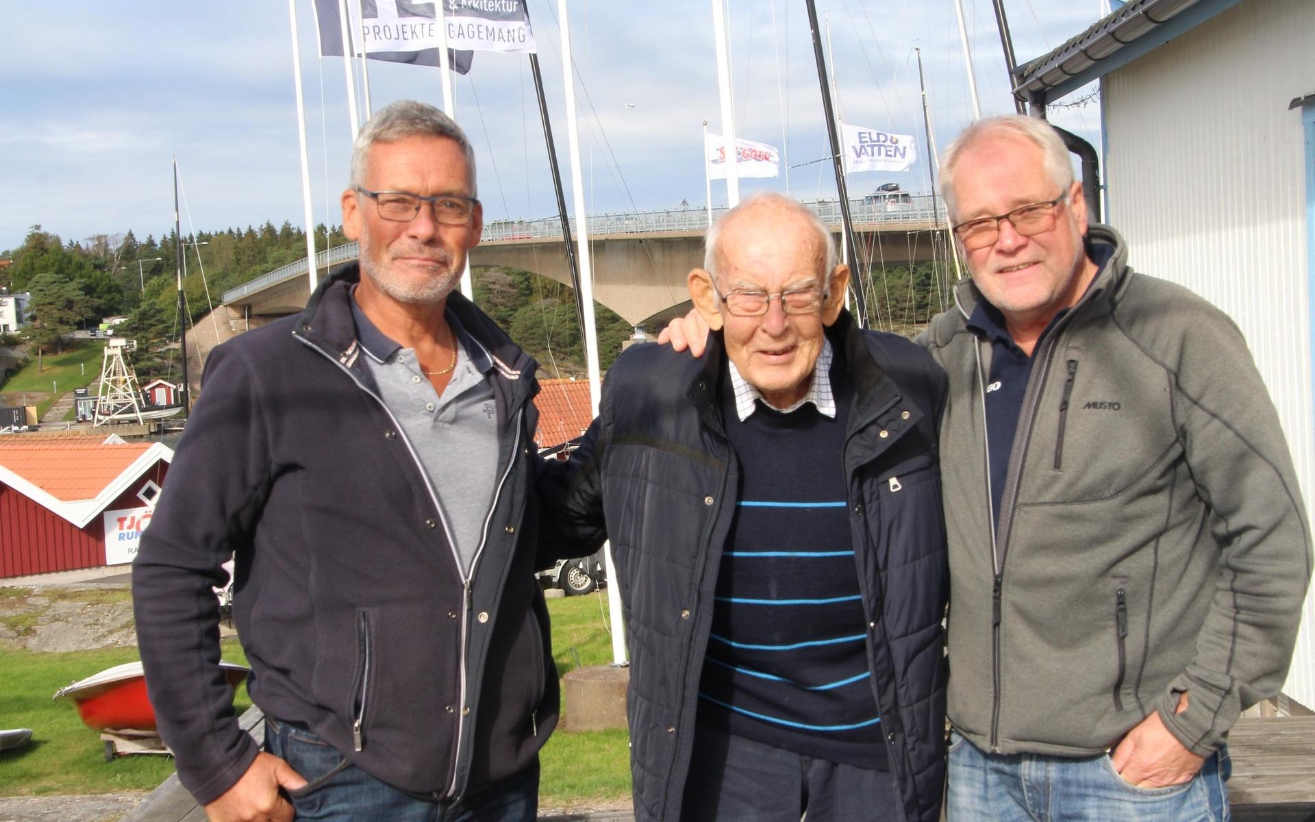 Lars Berglund har numera slutat som seglingsledare men efterträdaren Olof Beckman till höger och sonen Magnus Berglund är fortfarande engagerade i Stenungsunds SS. 