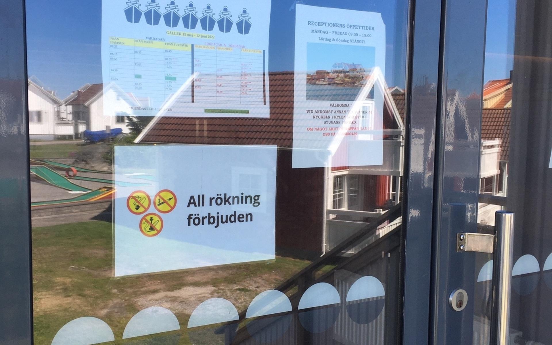 På dörren till Gullholmsbaden sitter tydlig skylt med rökförbud.