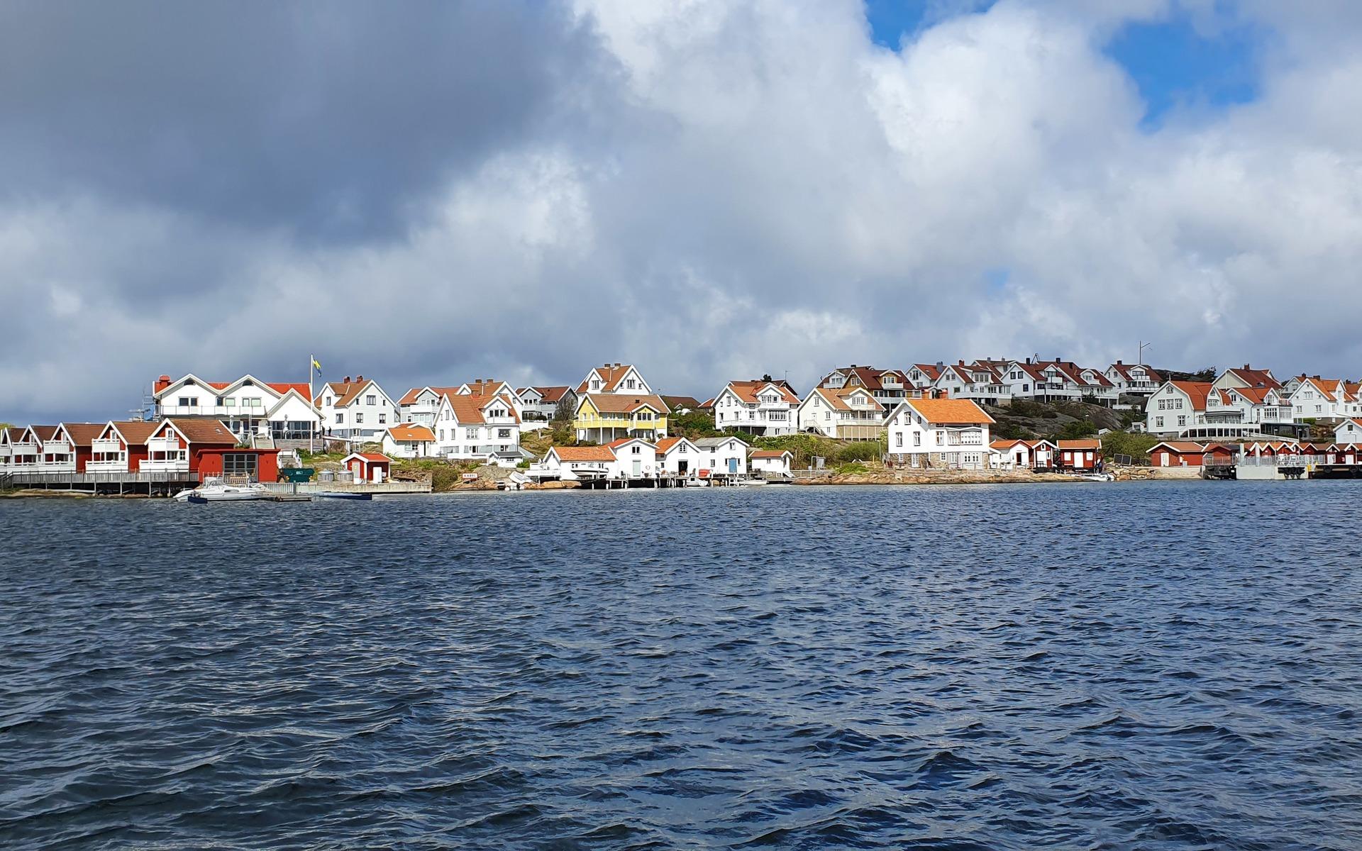 Gullholmen är ett av Bohusläns äldsta fiskelägen, med anor troligtvis redan från 1200-talet. Ena delen av samhället ligger på en liten ö som brukar kallas för Sveriges mest tätbebyggda ö, tack vare ett tätt myller av hus. Andra halvan av samhället ligger på Härmanö, ett av Bohusläns största naturreservat