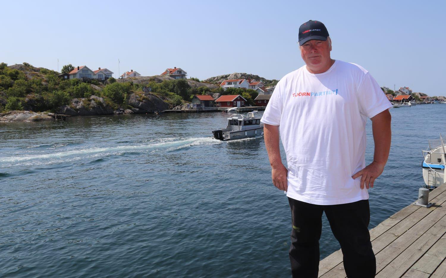 Gert Kjellberg på bryggan i Rönnäng som för honom symboliserar både det gamla fiskesamhället och ett populärt utflyktsmål för både inhemska och utländska turister som vill besöka platsen eller de närliggande öarna.