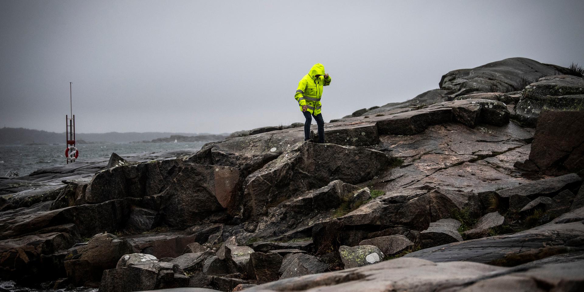 SMHI har utfärdat en gul varning för Västra Götaland under torsdagen på grund av blåsigt väder och västliga stormbyar.