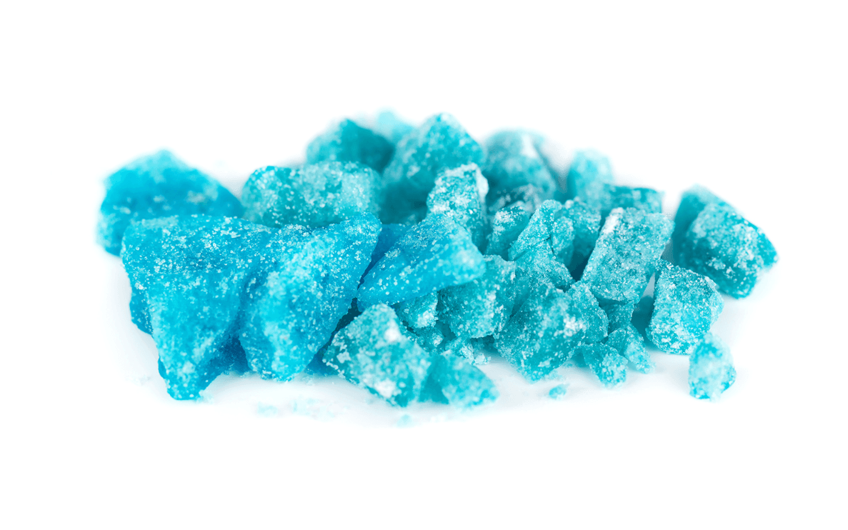 Användandet av den centralstimulerande drogen 3-CMC, som nu snabbt sprider sig bland unga, ser ut som en blå alternativt vit/klar kristall som sedan krossas till ett pulver för att inhaleras eller sväljas.
