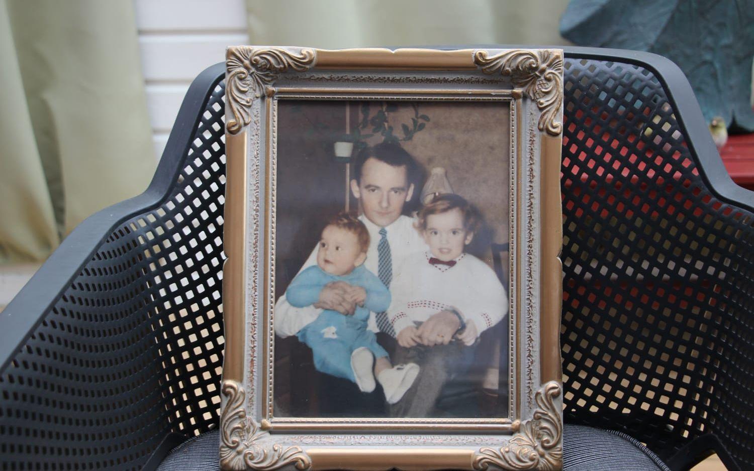 I hemmet i Hjälteby finns fortfarande många bilder från barndomen. Här på Kenneth, Göran och deras pappa som var byggmästare.