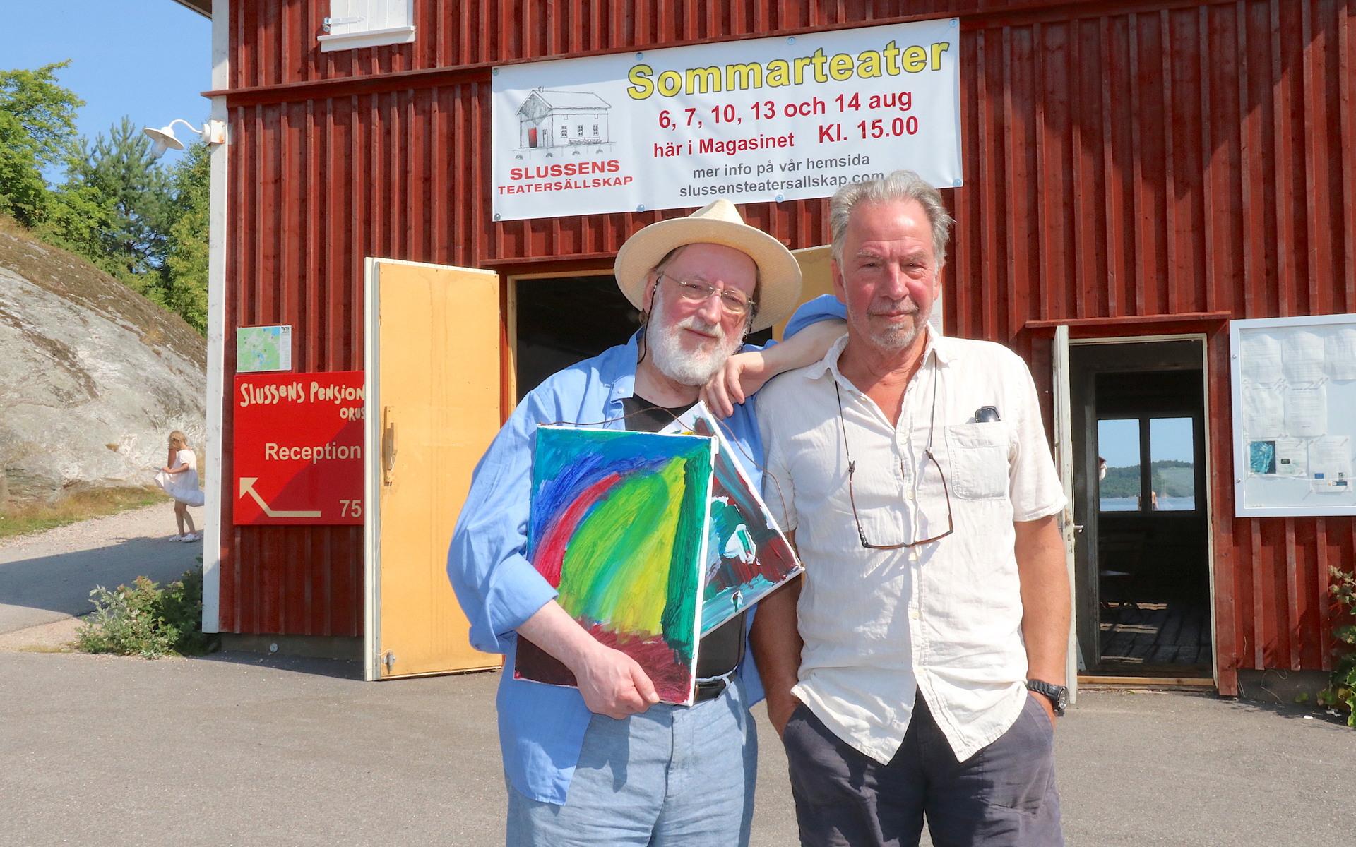Roger Janerfors och Anders B Jonasson är båda upphovsmän och regissörer till sommarspelet i och utanför magasinet i Slussen. Två separata föreställningar ges samma kväll, en utomhus och en inomhus. 