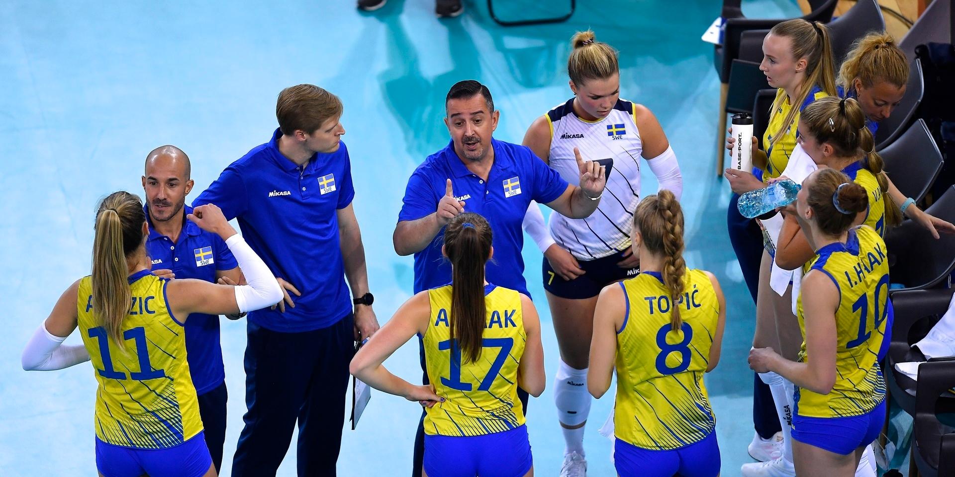 Sveriges förbundskapten Ettore Guidetti förmedlar instruktioner till laget. Till vänster om honom står Victor Alexandersson som är fystränare i det svenska damlandslaget i volleyboll. På lördag spelar Sverige åttondelsfinal mot Bulgarien i Bulgarien.