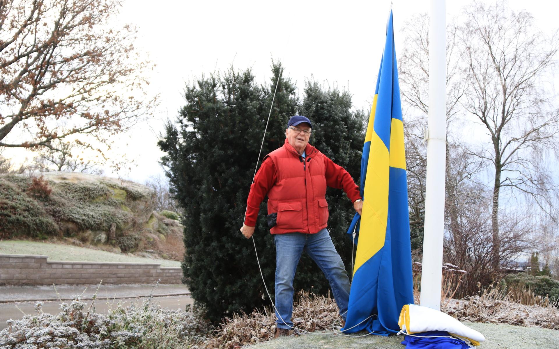 Stig Hilmersson har kämpat för riktlinjer om flaggning i Stenungsund i 40 år. Nu är de här. 