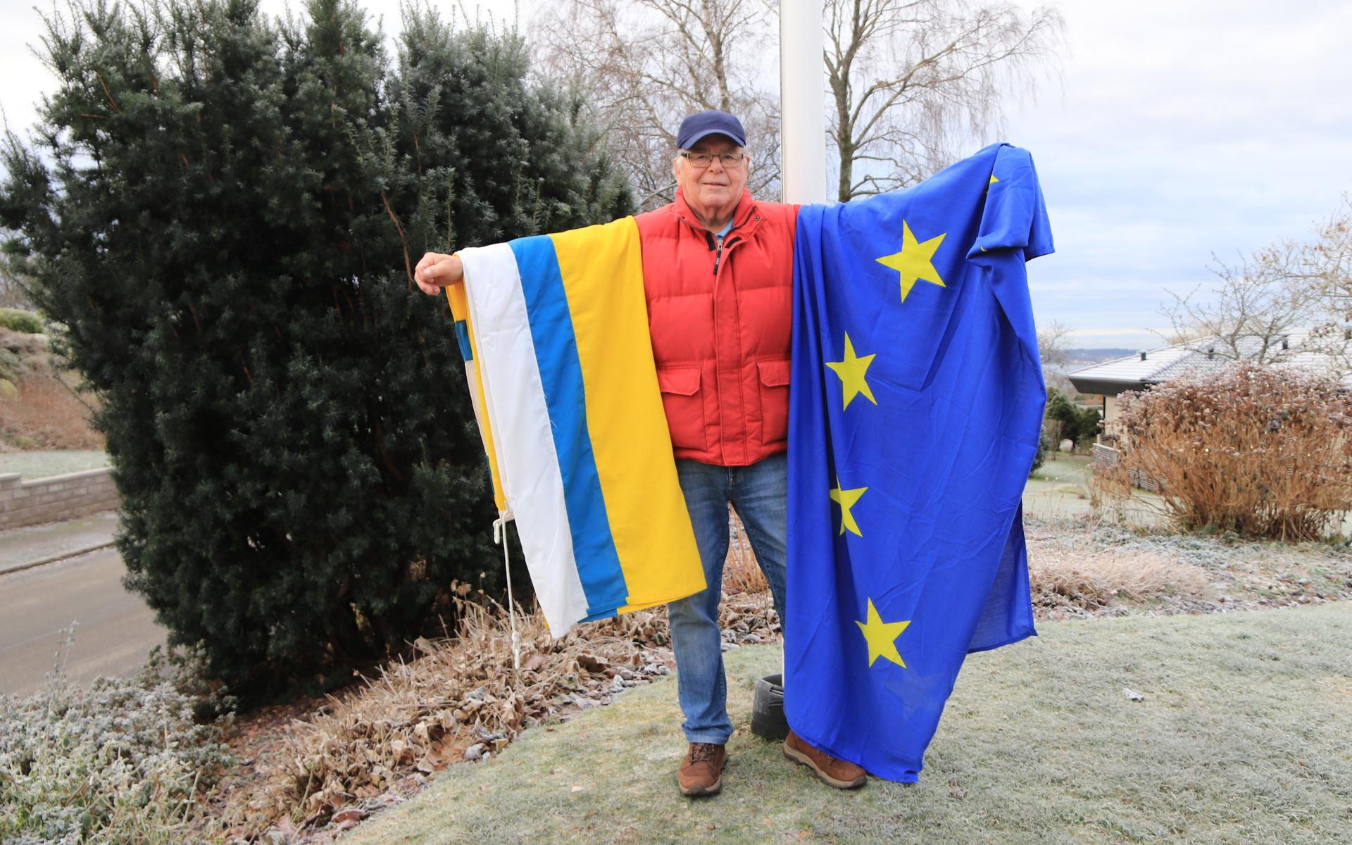 Stig Hilmersson flaggar vid speciella högtider och flaggdagar. Förutom svenska flaggan har han också den norska, EU-flaggan och Västra Götalands flagga.