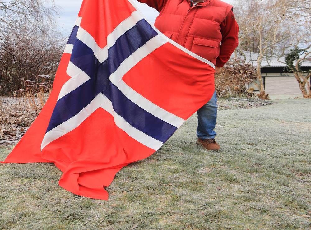 På Norges nationaldag den 17 maj varje år flaggar Stig Hilmersson med den norska flaggan.