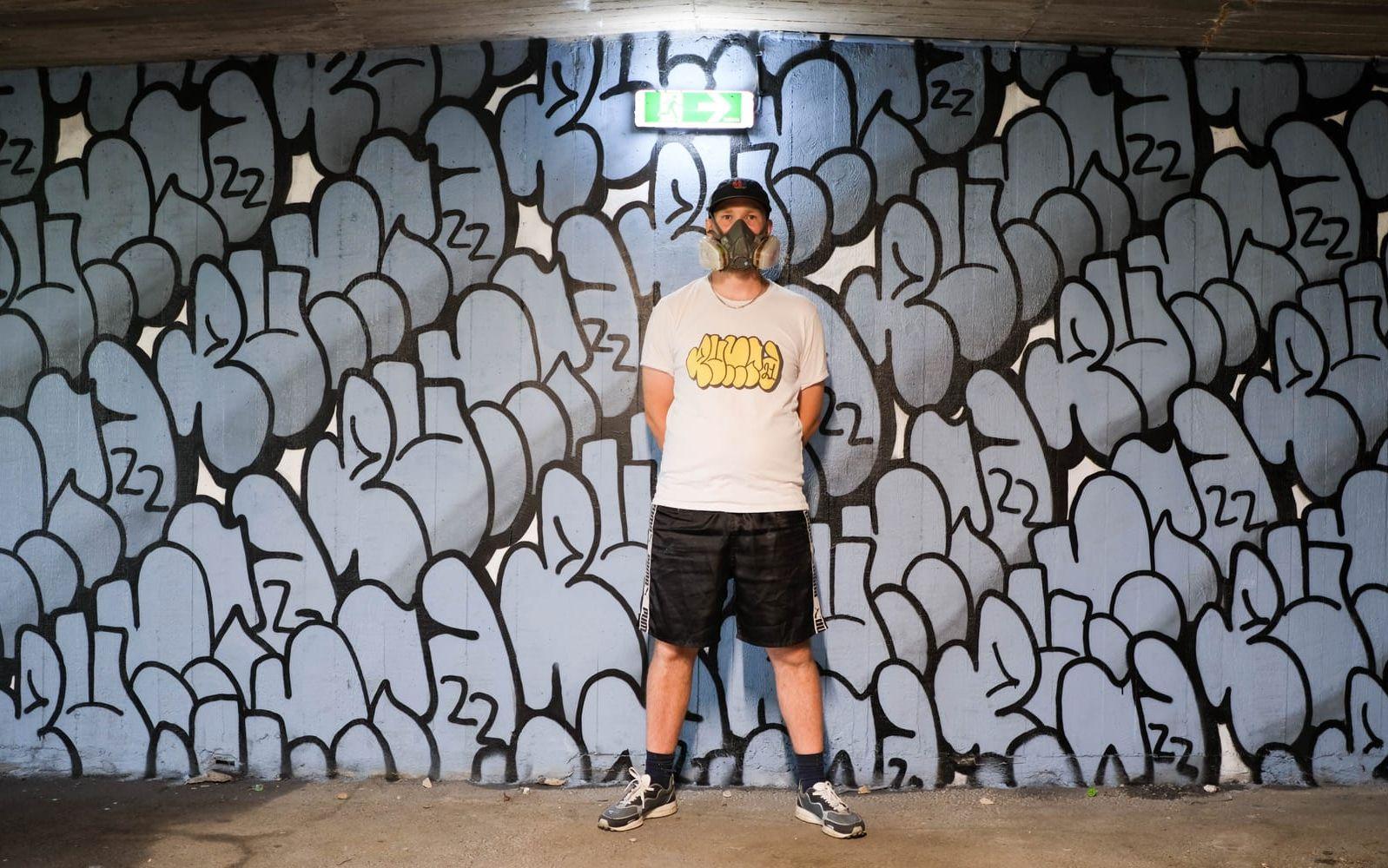 Punta One framför en av sina graffitimålningar.
