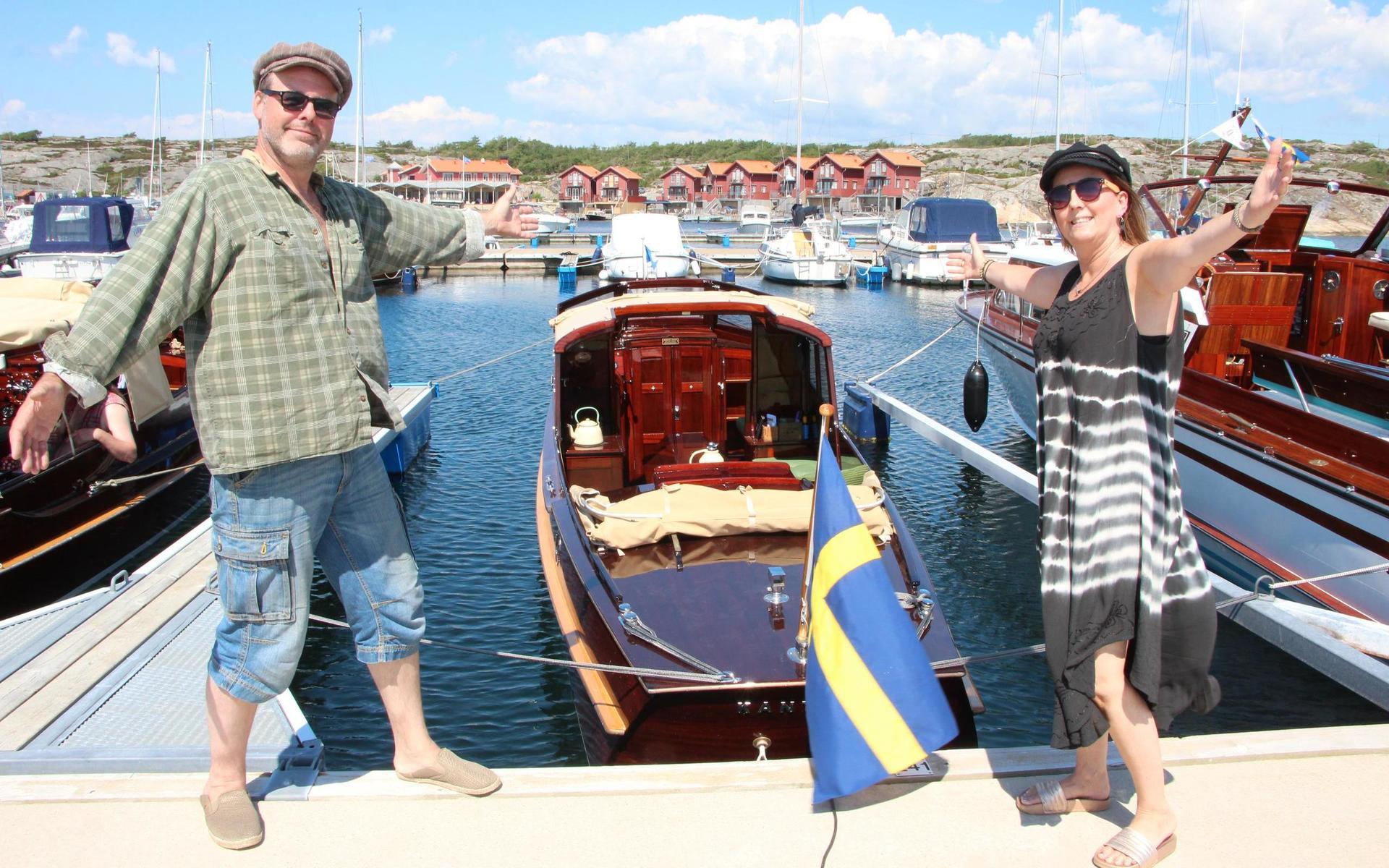 Klas och Anki Fröberg med sin Kristinehamnstillverkade träbåt från 1939. Den heter Kantippa och är byggd i Hondurasmahogny.