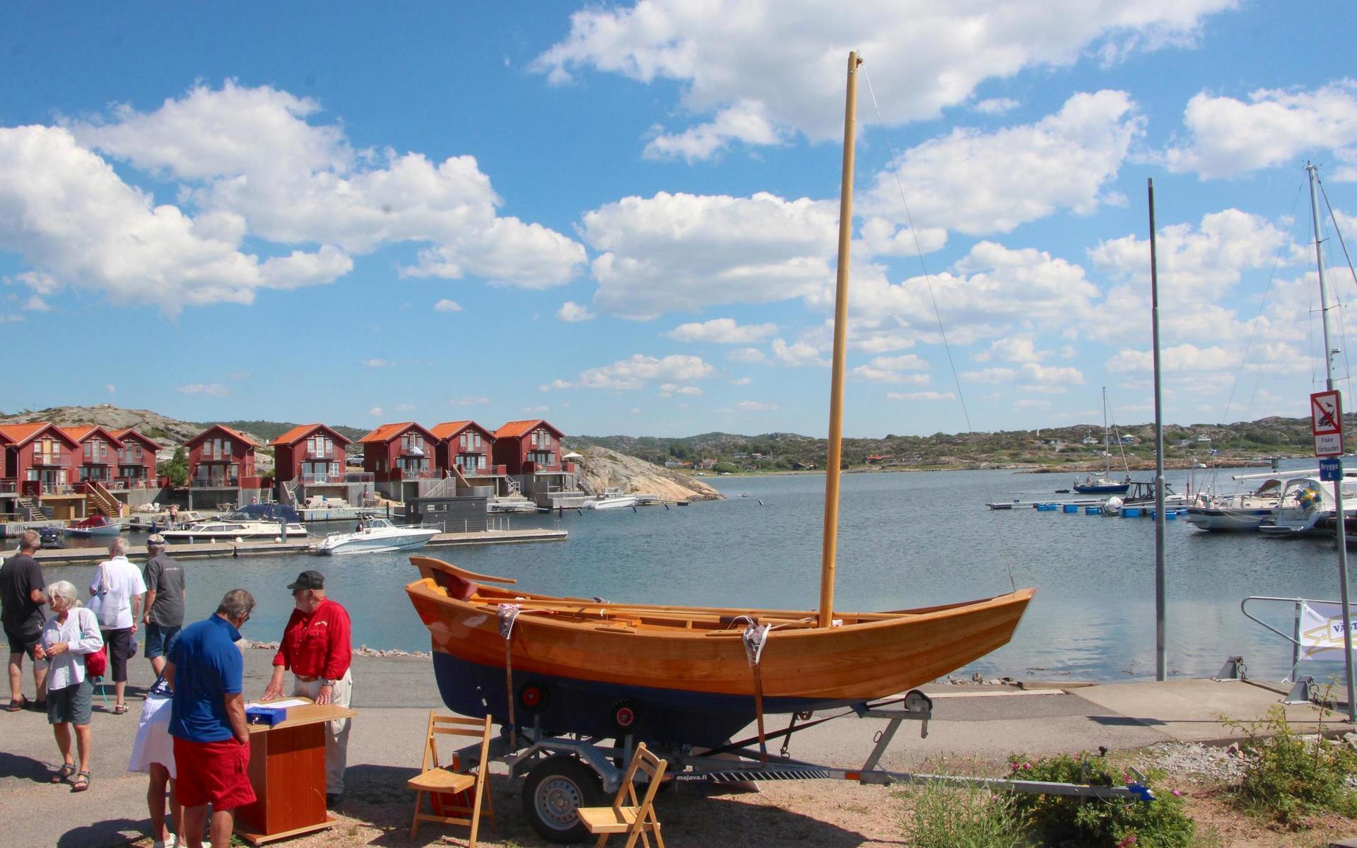Har man tur kan vinna den här segelekan byggd på Kolviks båtbyggeri.