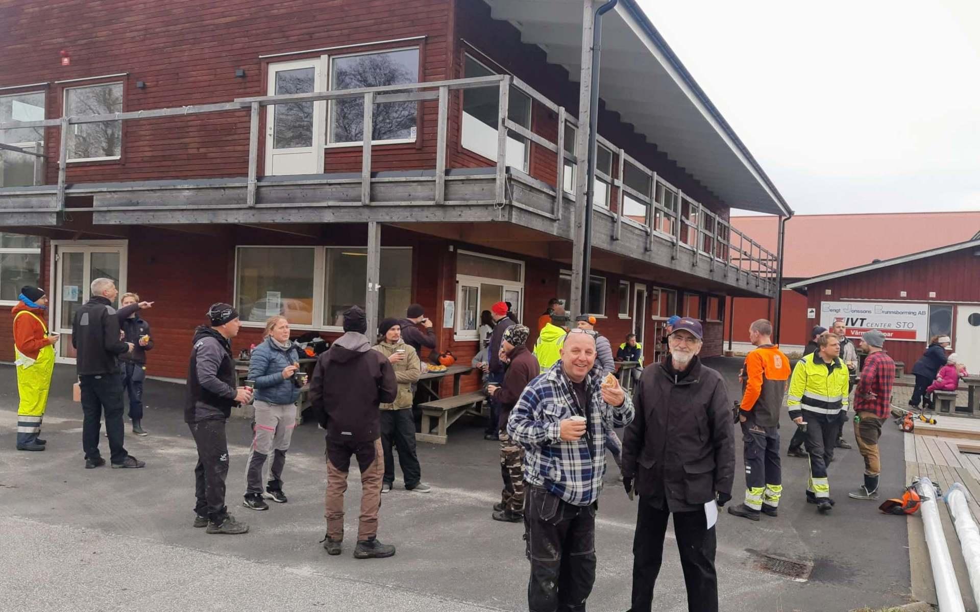 Fikapaus efter några intensiva arbetstimmar. Mellan 30 och 40 personr kom för att genonföra en arbetsdag på IFK Vallas anläggning på östra Tjörn.