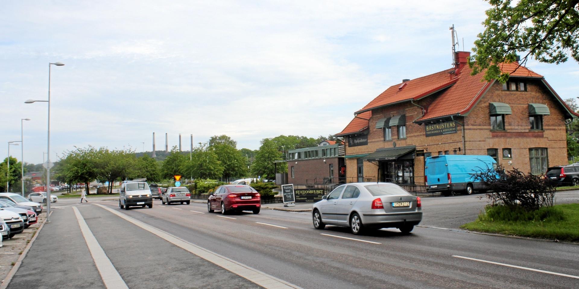 Insändaren anser att Stenungsunds kommun är på väg att förstöra både Göteborgsvägen, torgets parkering och den befintliga järnvägsstationen.