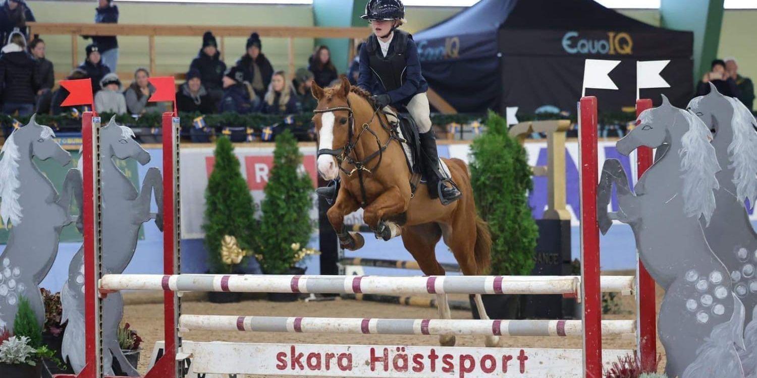 Orustryttaren Melina Falk och ponnyn Samsara Q tog guld när SM i hästhoppning avgjordes i Grevagården i Skävde.