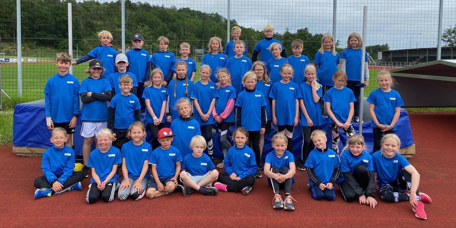 Här är alla 37 barnen som deltar under den här veckans Summercamp på Nösnäsvallen i Stenungsund. Träningarna i friidrott pågår fram till och med torsdag.