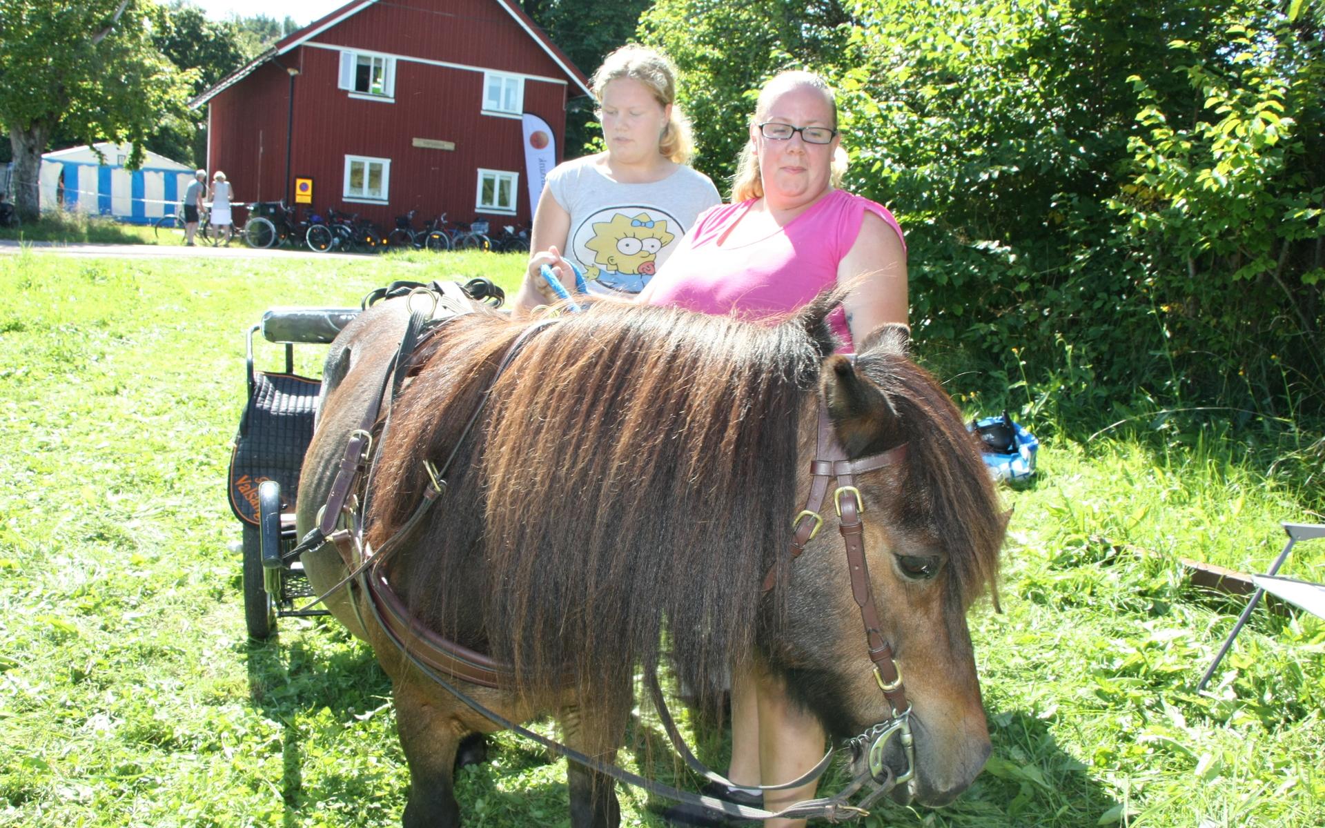 Lea Andersson Berg och Julia Andersson bjöd på åktur i häst och kärra.