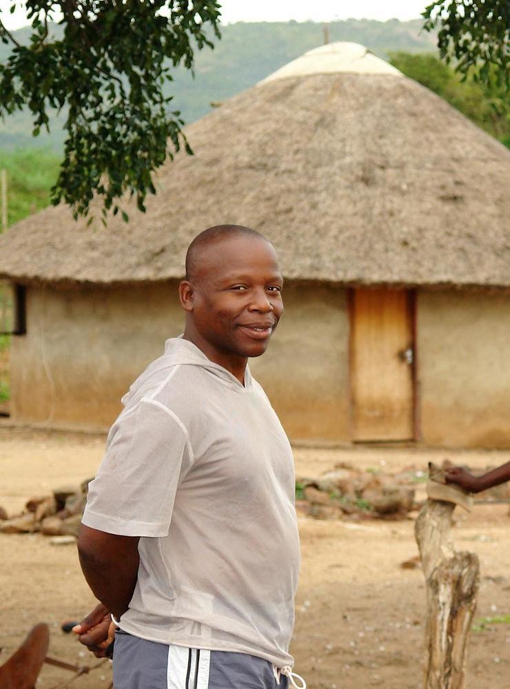  Zibuse Mazeka fortsätter arbetet han och hustrun startade upp, för att hjälpa utsatta barn. 