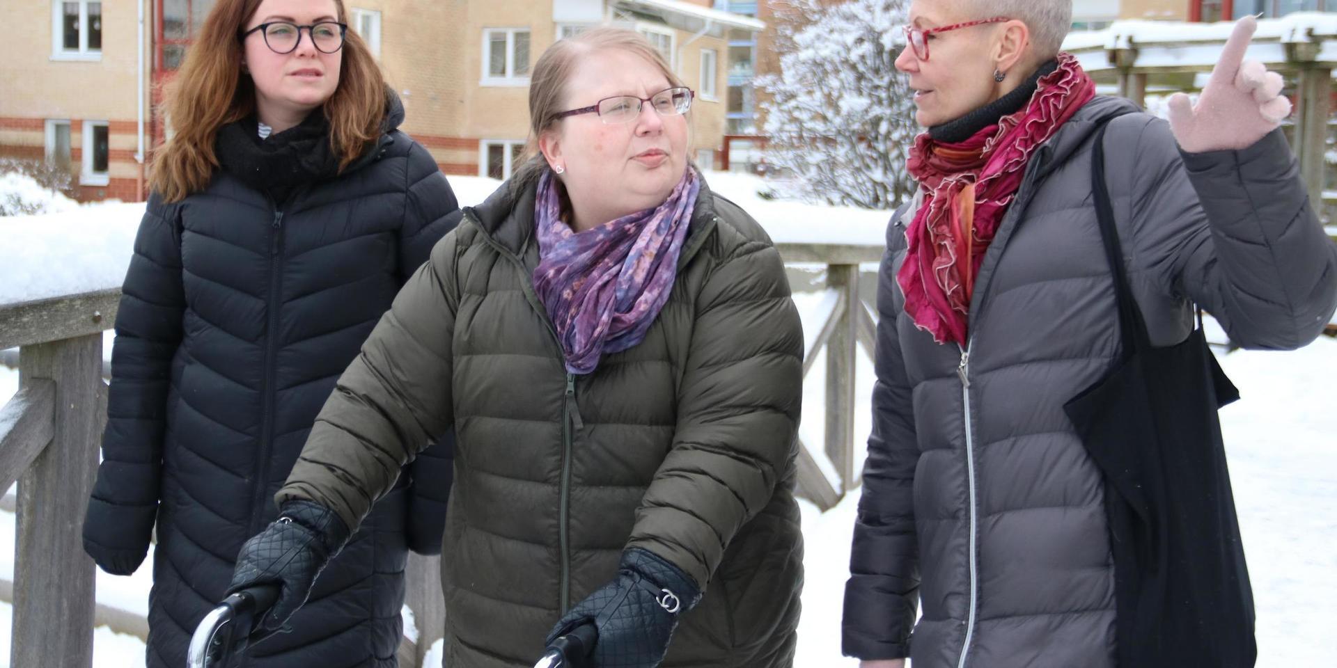 Emma Karlsson och Annika Hallberg Juhlin stöttar Jennie Strandberg i hennes kamp för att få personlig assistans.