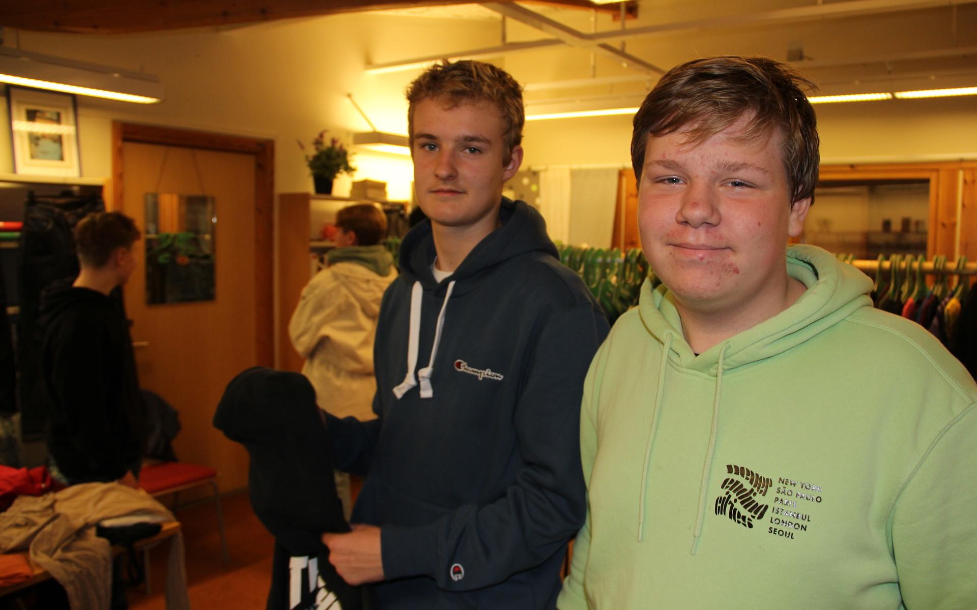 Linus Simonsson och Adam Engström(grön tröja) handlar vanligtvis kläder både på torget i fysiska butiker och på internet.