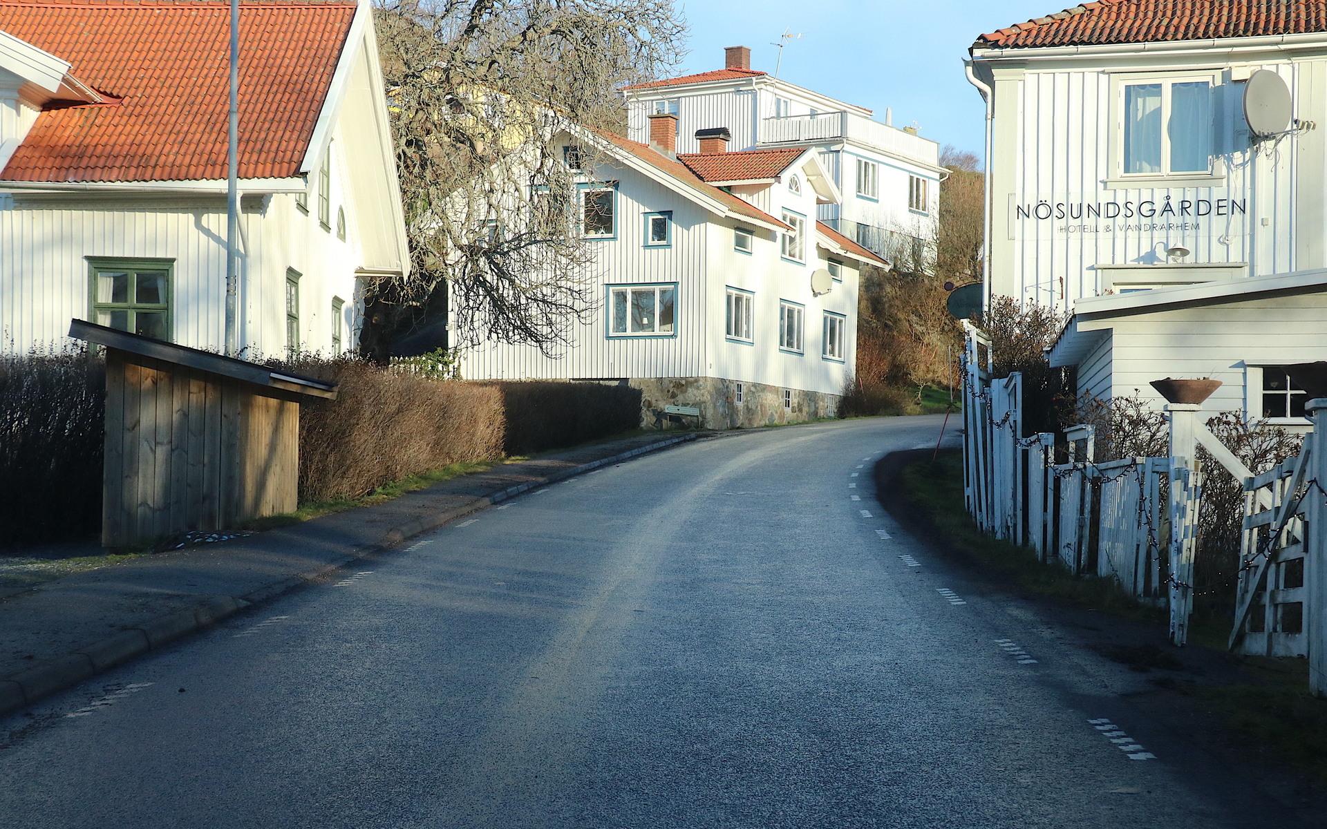 Nya vägen går genom Nösund, den är smal och krokig och har många utfartsvägar kopplat till sig. 