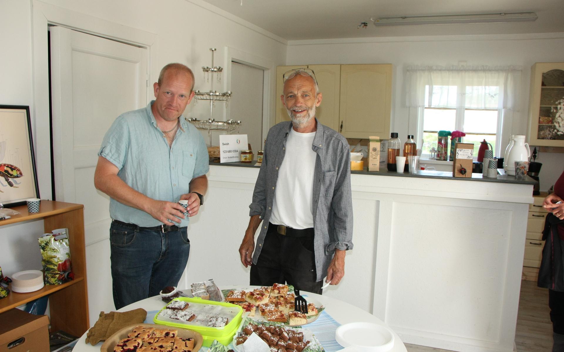 Martin Persson, vice ordförande, och Jan Samuelsson, ordförande är beredda att hugga in på kakbordet.