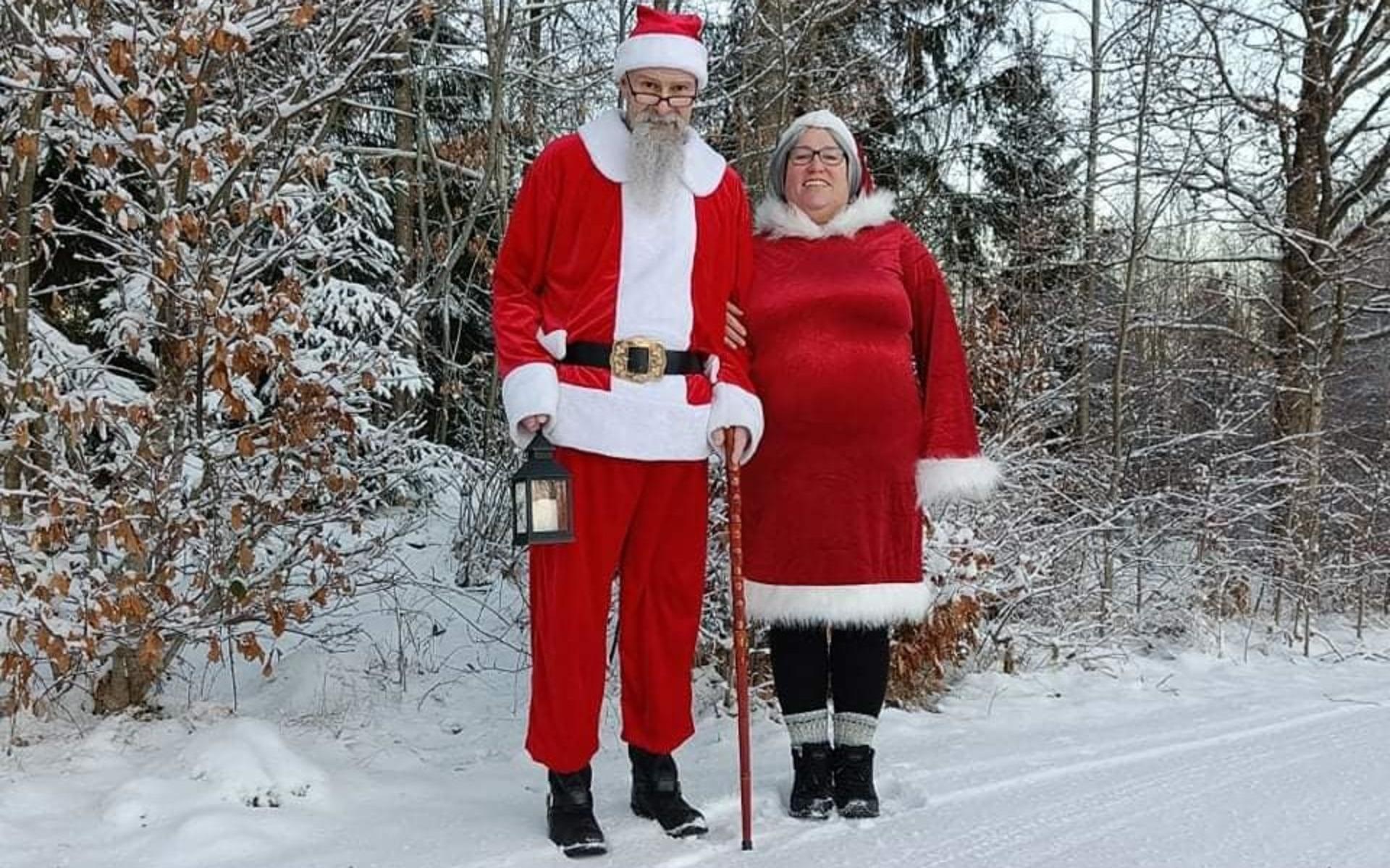 Anette och Claus Dristig Gardan från Stillingsön har tomtat för 30 familjer under julhelgen. Inget ska de ha betalt för tomtandet, utan familjerna de besöker får skänka en valfri slant till organisationen ”Min stora dag”