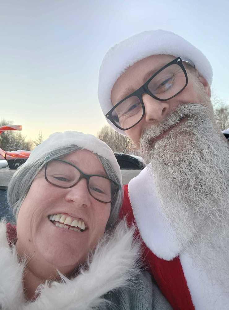 Anette och Claus Dristig Gardan från Stillingsön har tomtat för 30 familjer under julhelgen. Inget ska de ha betalt för tomtandet, utan familjerna de besöker får skänka en valfri slant till organisationen ”Min stora dag”