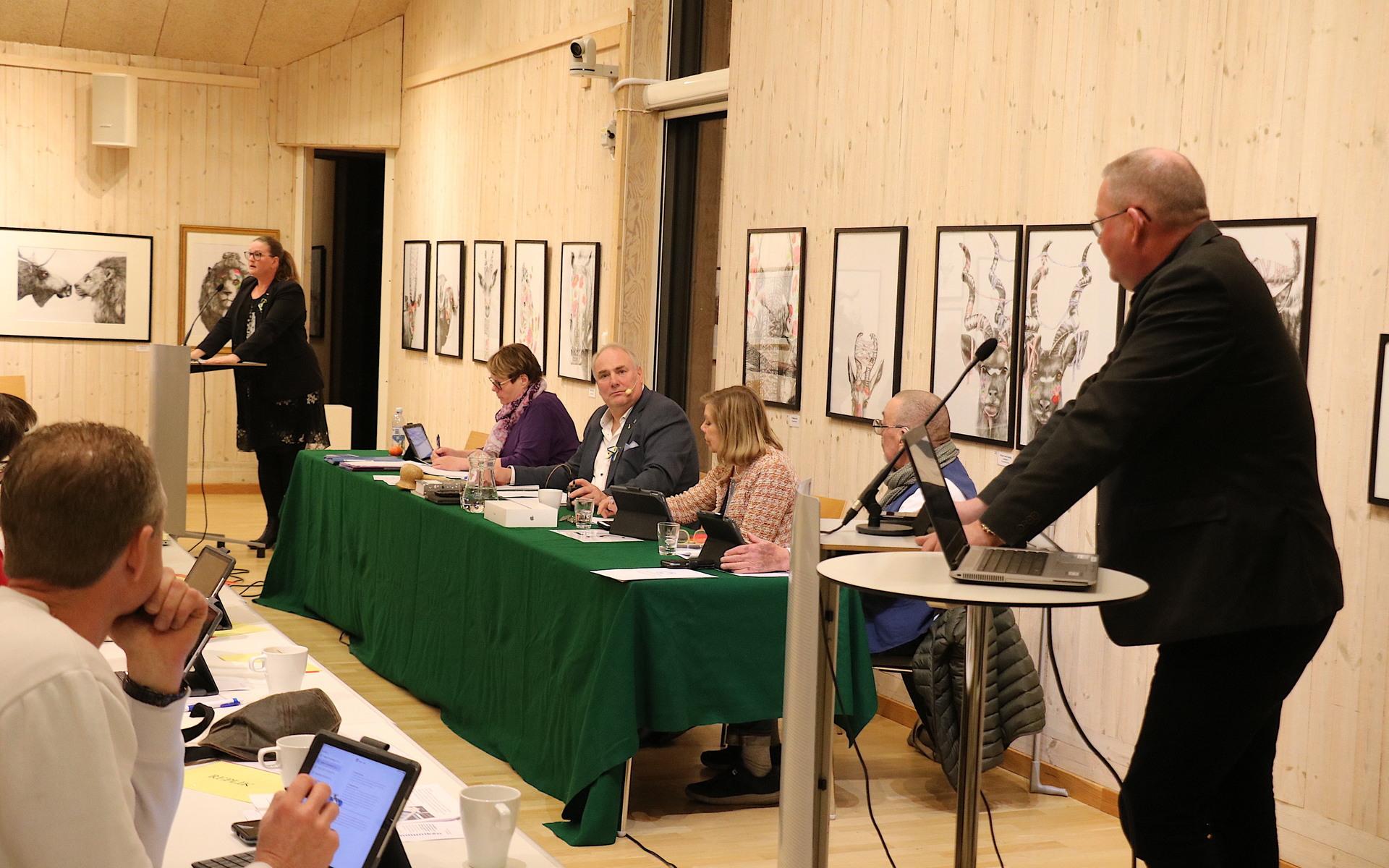 Kommunfullmäktige Orust behandlade under torsdagskvällen frågan om nya skolskjutsorganisationen. Lars Larsson (C) och Veronica Almroth (L) var flitiga i talarstolen. 