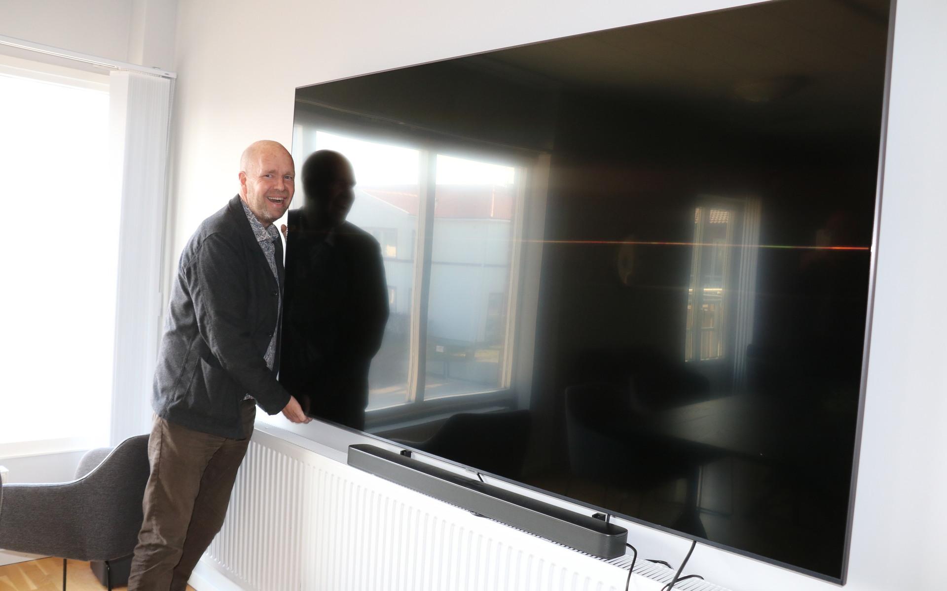 Lasse Kronér kom med resten av gänget i Glädjeresan till Strandgården i Ellös för att officiellt överlämna de stora TV-apparater som föreningen köpt in. 