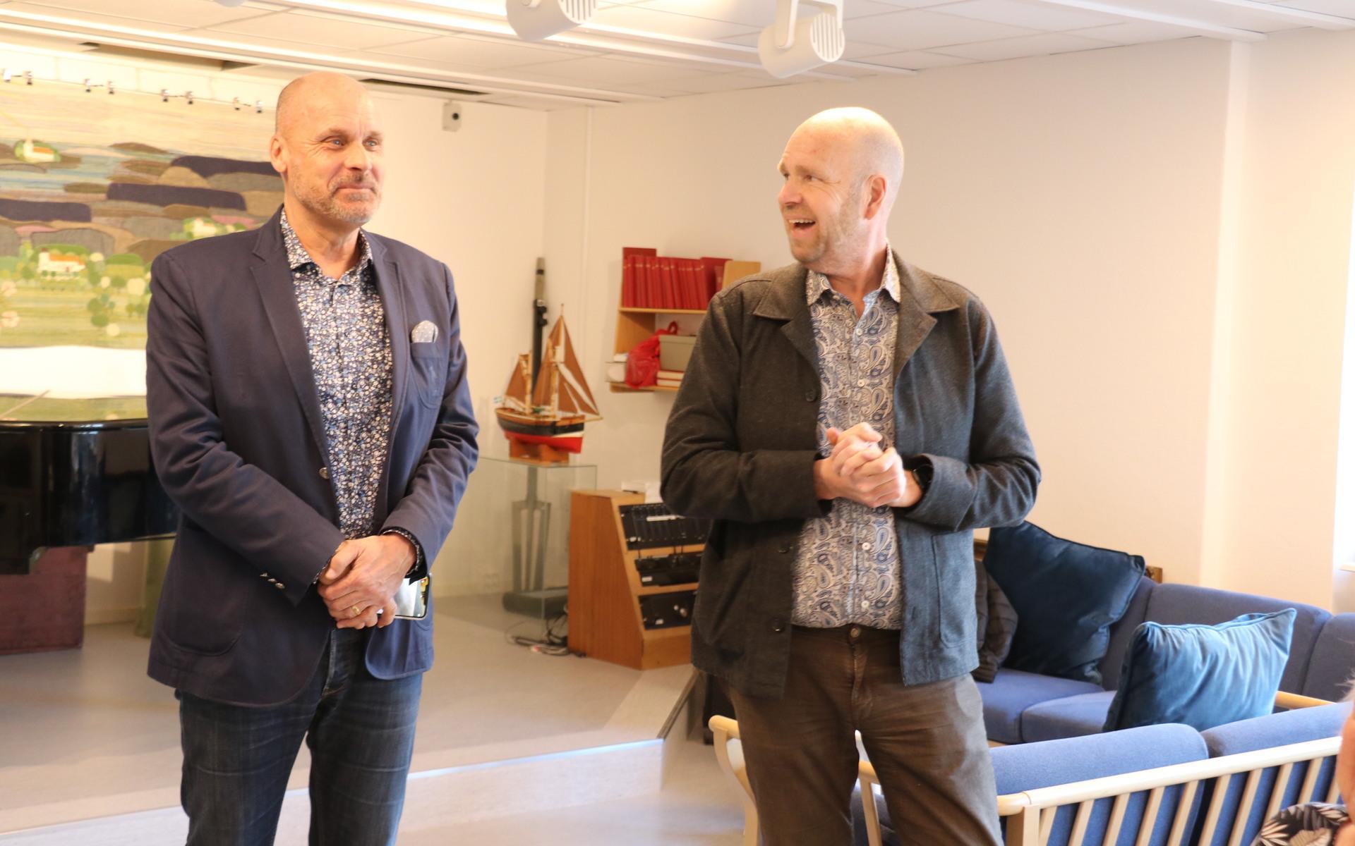 Lasse Kronér och Tommy Witedal vid det officiella överlämnandet i Strandgården. 