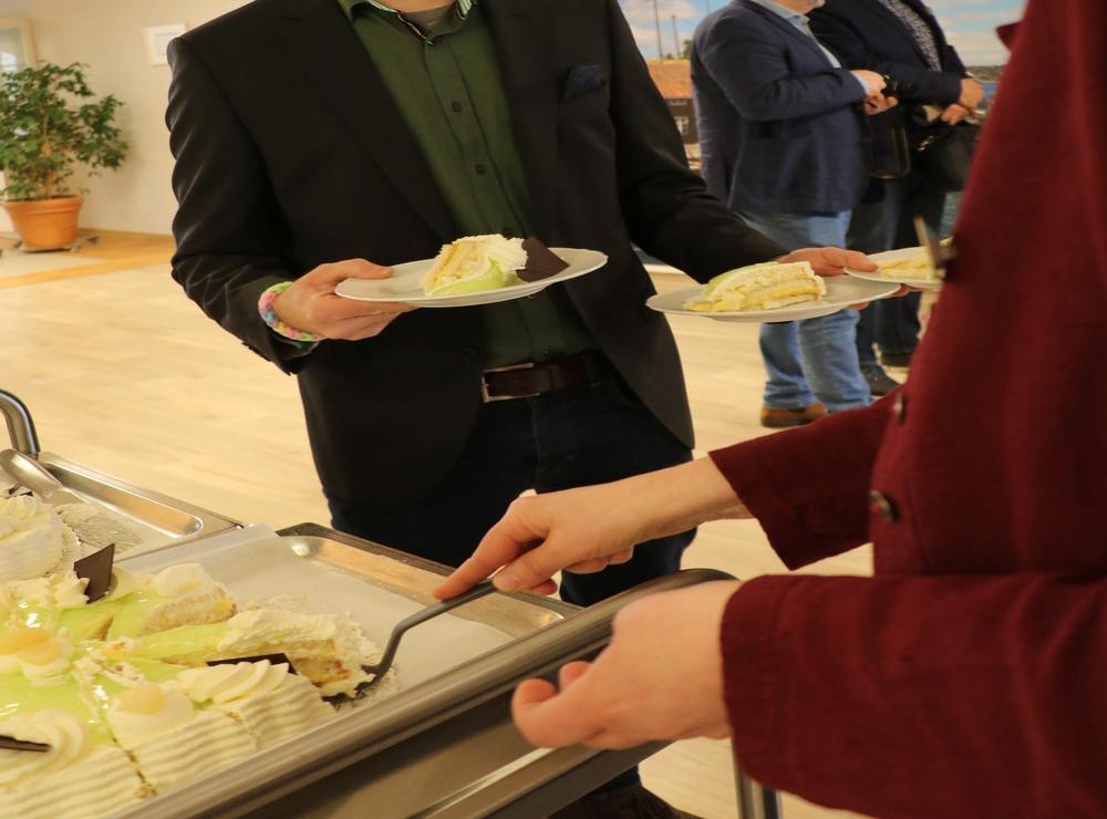 De båda enhetscheferna Alexander Fåll och Ann-Christin Eriksson, skar upp tårtbitar till alla gäster. 