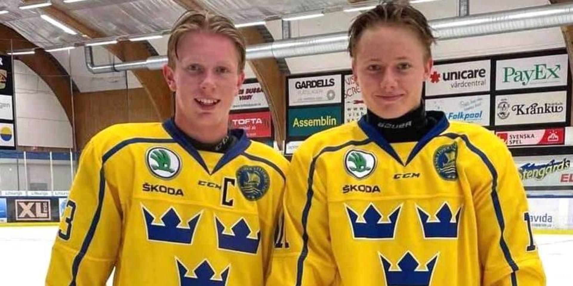 Otto Stenberg till vänster kommer från Stenungsund och är hockeyfostrad i Stingers. Till höger står Kalle Carlsson som tillsammans med Lukas Sagranden kommer från Lions HC Strömstad. Gemensamt är att de alla ska spela för Team 17-landslaget i ishockey och en fyrnationsturnering i Finland den 11-13 november.
