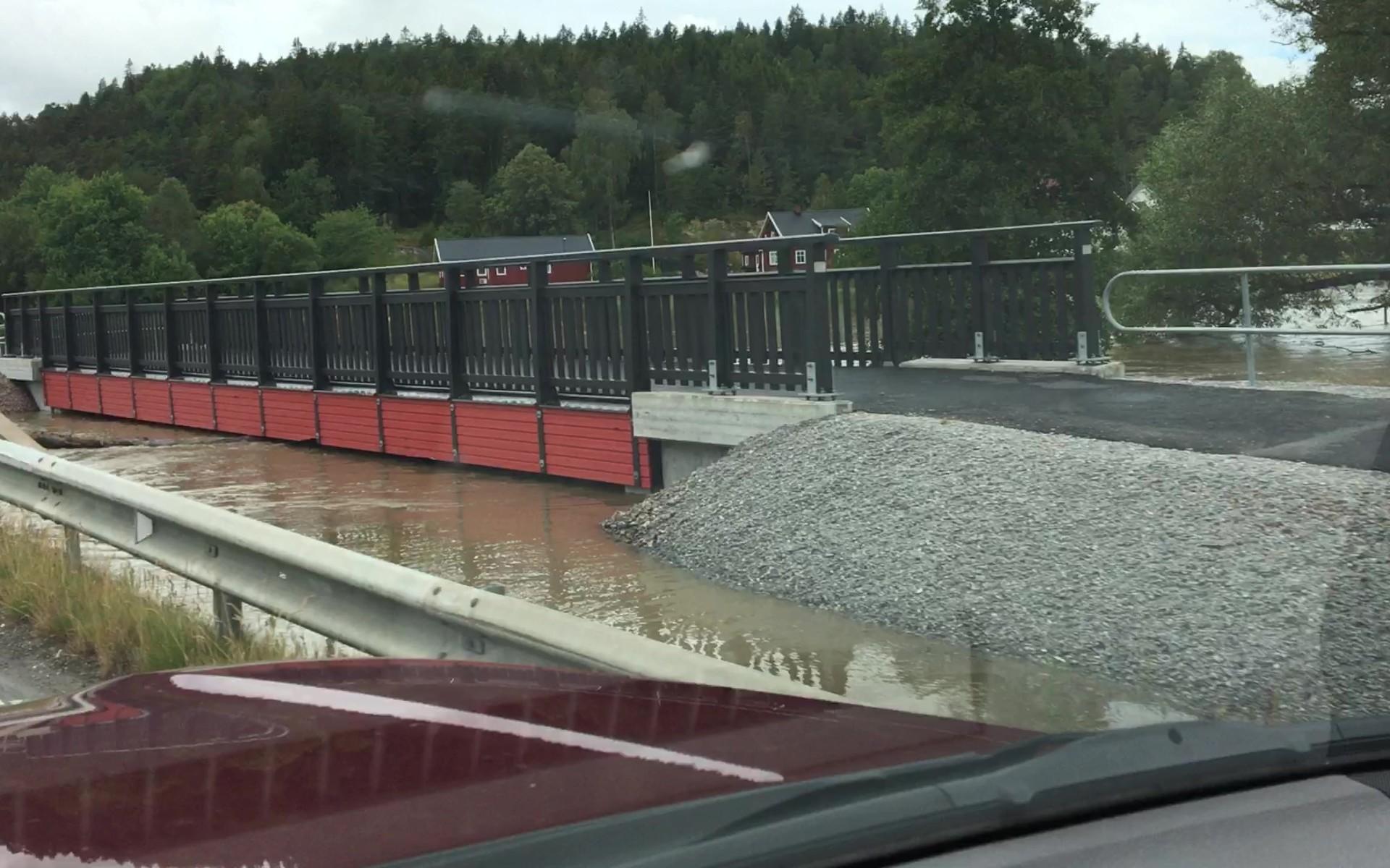 Även andra sidan Varekil var översvämmad, här är nya gångbron intill länsväg 160.