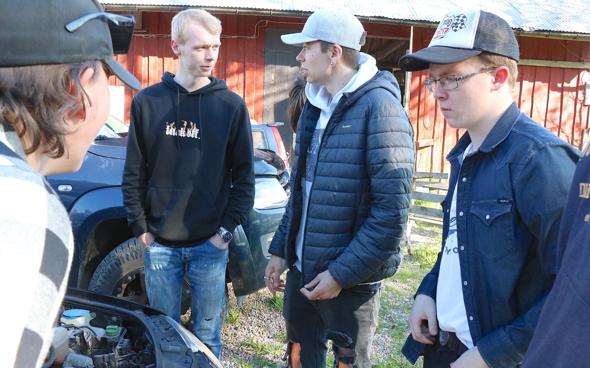 Mattias Isaksen, William Karlsson, Oliver Jörnås och Robbin Westerlund diskuterar vilket bilmärke som är bäst, tyskt eller svenskt. 