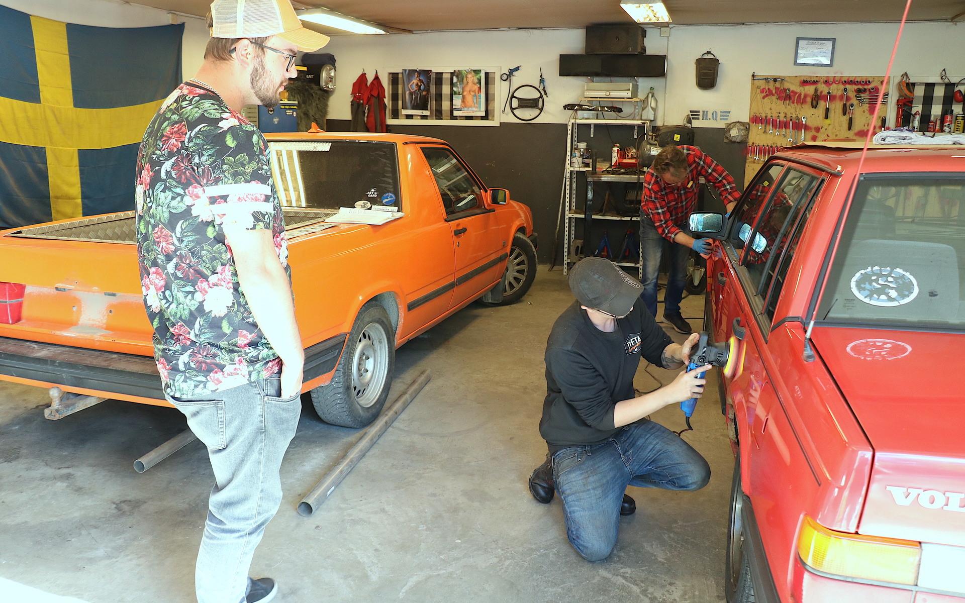 Garaget är hjärtat i motorgården, här kan ungdomarna greja med sina egna bilar och hjälpa varandra med diverse bilproblem. Leif Zetterlund finns för det mesta på plats för att hjälpa till. 