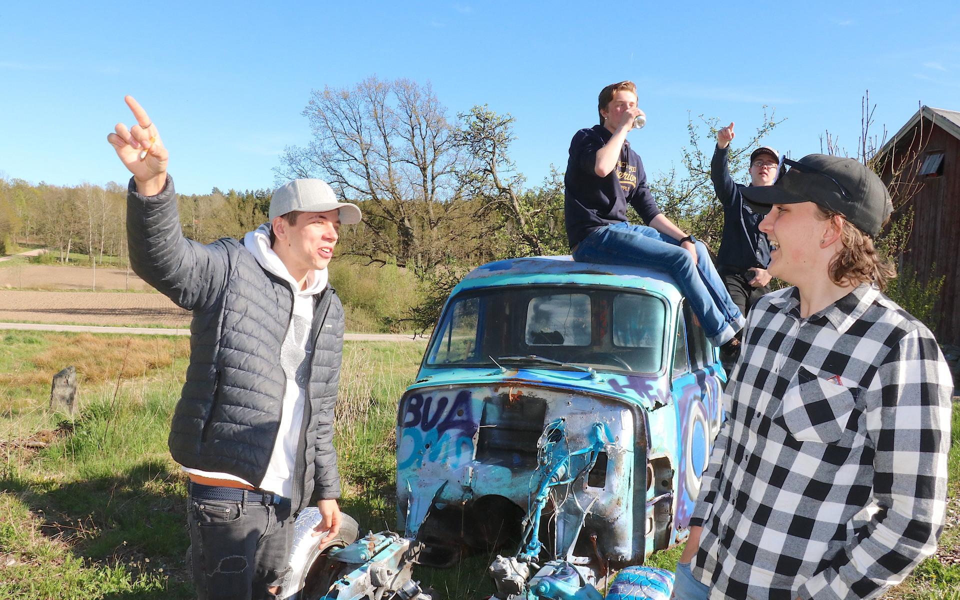 Oliver Jörnås, Samuel Persson, William  och Robbin Westerlund vid ett av projekten som ungdomarna i motorgården har, en gammal Volvo Duett som de alla gillar att skruva med. 