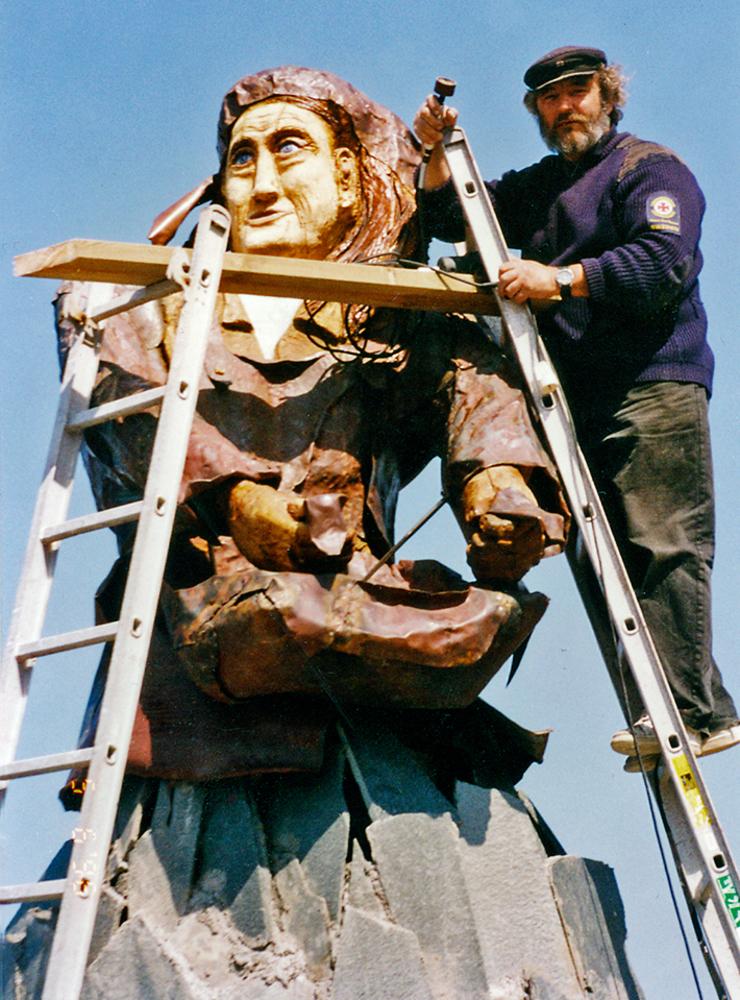 1996 skapade Franz Glatzl statyn Hulda som en hyllning till kvinnorna på Käringön. 