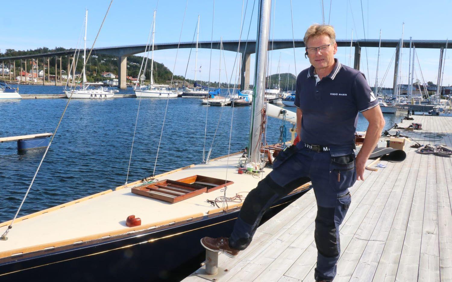 Rolf Carlgren, vd för Vindö Marin, med Northern Light, en 83 år gammal kappseglingsbåt som om ett par dagar kommer lämna sin tillfälliga hamn på Vindön. 