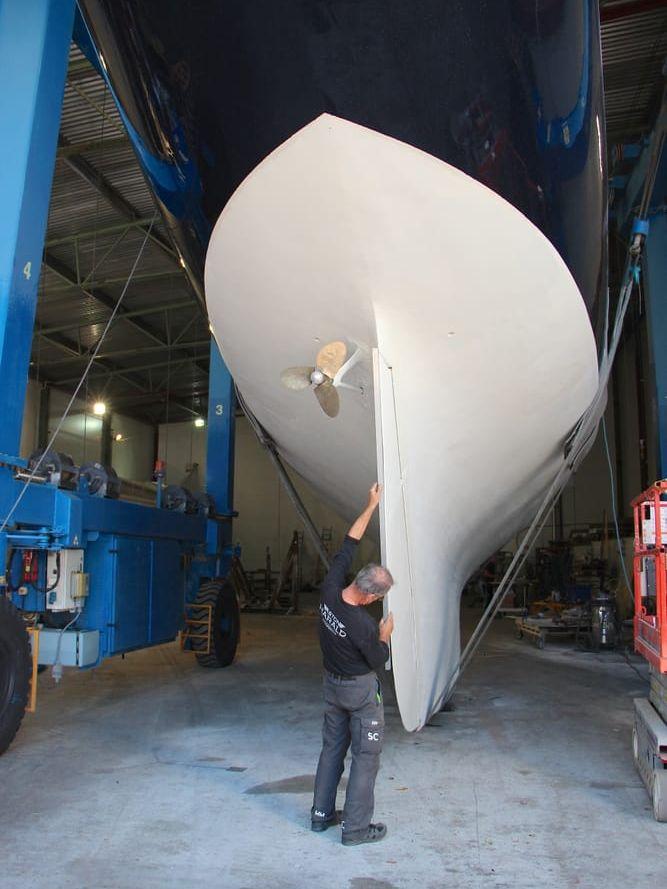 Killian Busky från Irland är en av dem som reparerat båten med stor noggrannhet och precision.