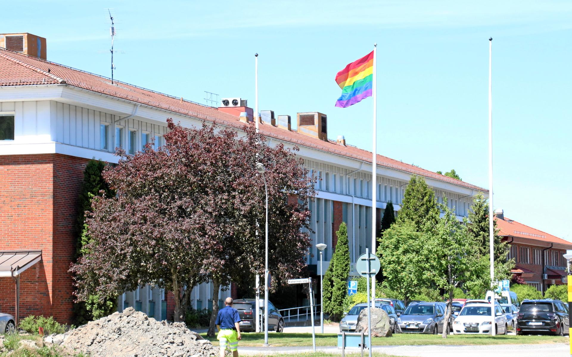 Orust kommun har tre officiella flaggstänger, de finns utanför kommunhuset i Henån. 