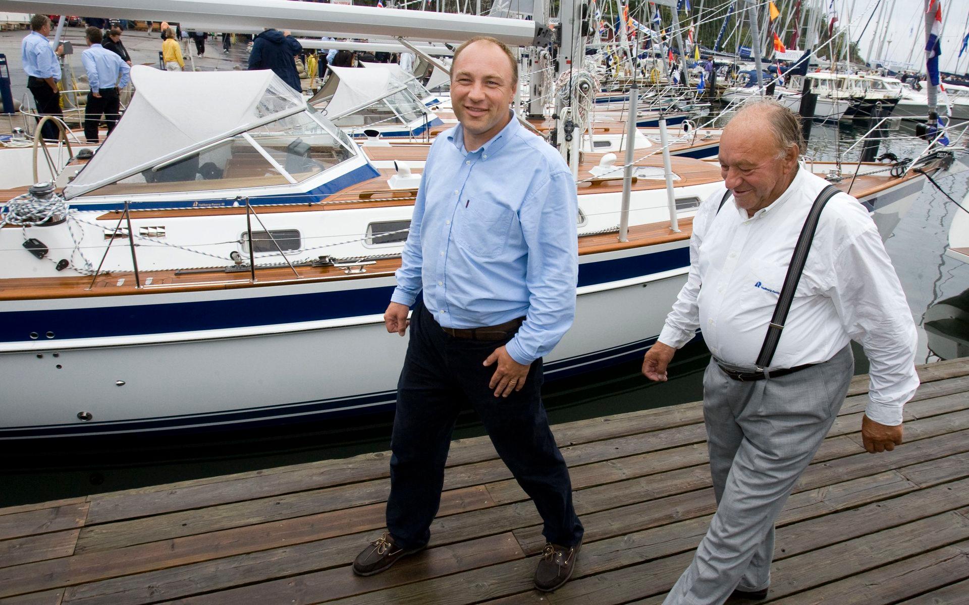 Två generationer båtbyggare, Magnus Rassy och Christoph Rassy på bryggan utanför varvet i Ellös. 