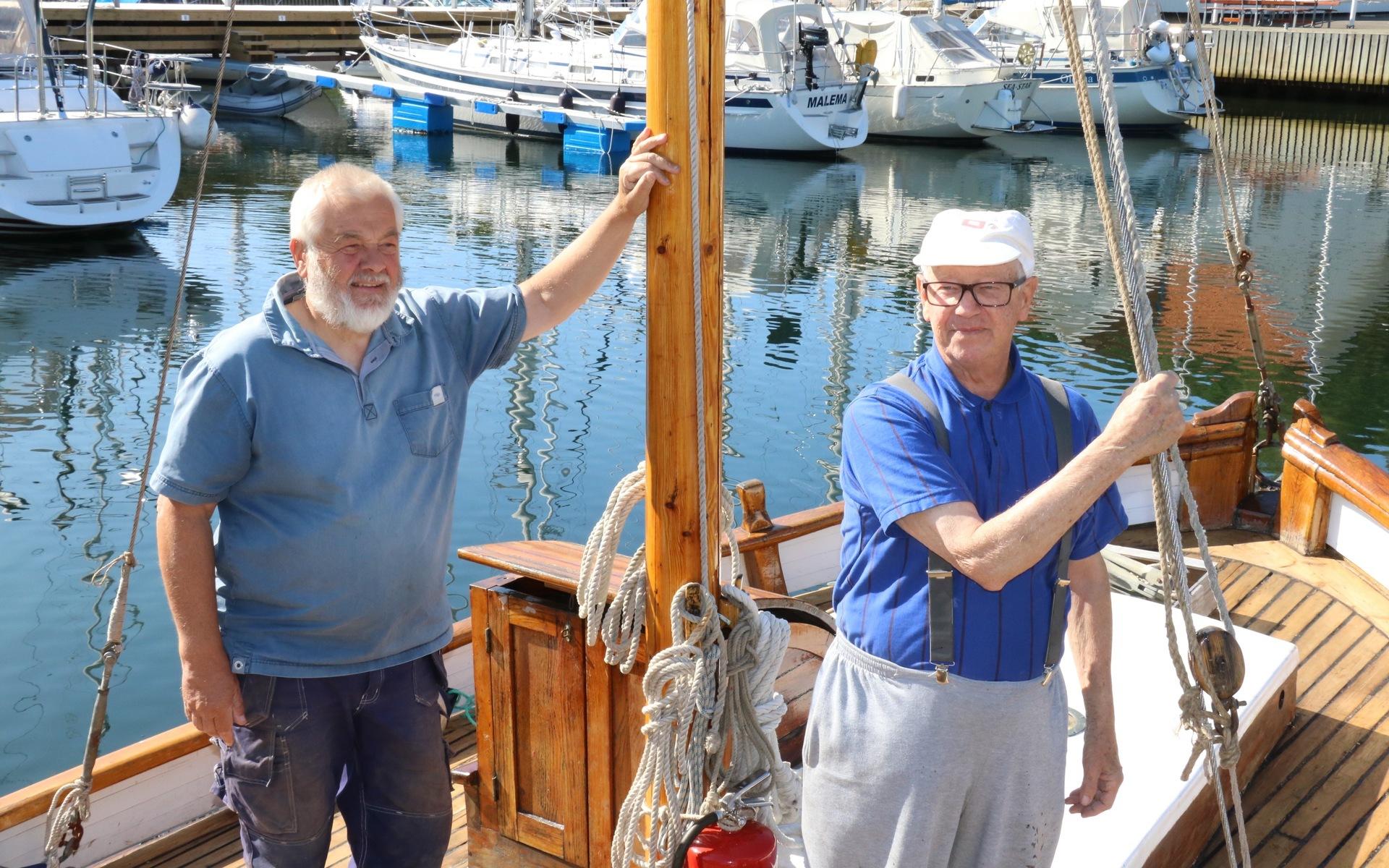 Gösta Dahlborg, till höger i bild, minns Christoph Rassy som en båtbyggare med en personlighet som skiljde sig från andra båtbyggare i Kungsviken. Med på bilden är Anders Åhman. 