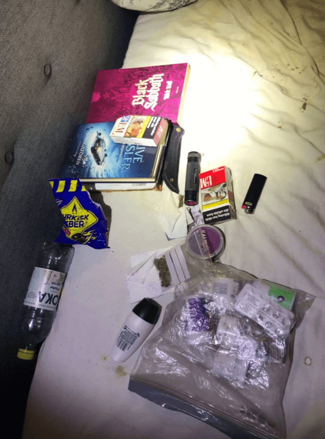 Vid en senare husrannsakan hos mannen påträffades även mer narkotika i form av en påse cannabis och 5 gram amfetamin under ett cigarettpaket på sängen.